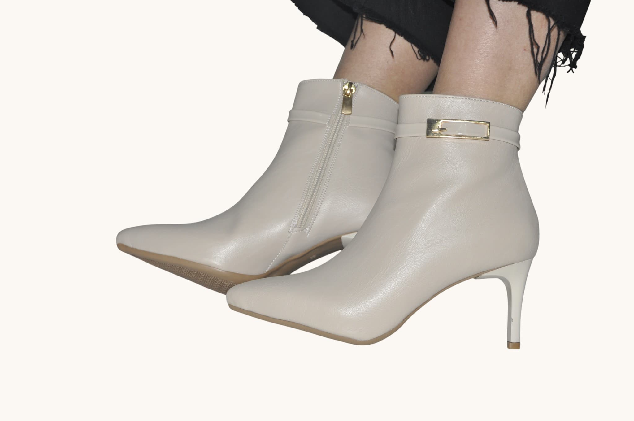 zarif-detaylariyla-one-cikan-krem-renk-ince-topuklu-bilek-bot-feminen-ve-modern-stil-0013