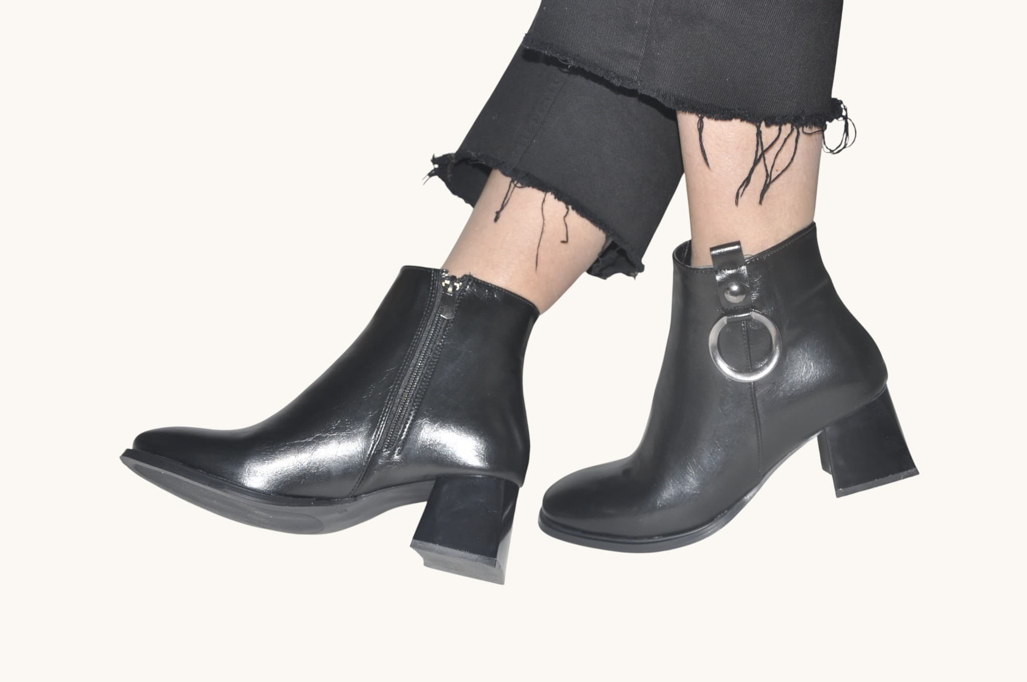 modern-metal-detayiyla-guclu-bir-stil-sunan-siyah-renk-topuklu-bilek-bot-zamansiz-ve-sik-tasarim-0016