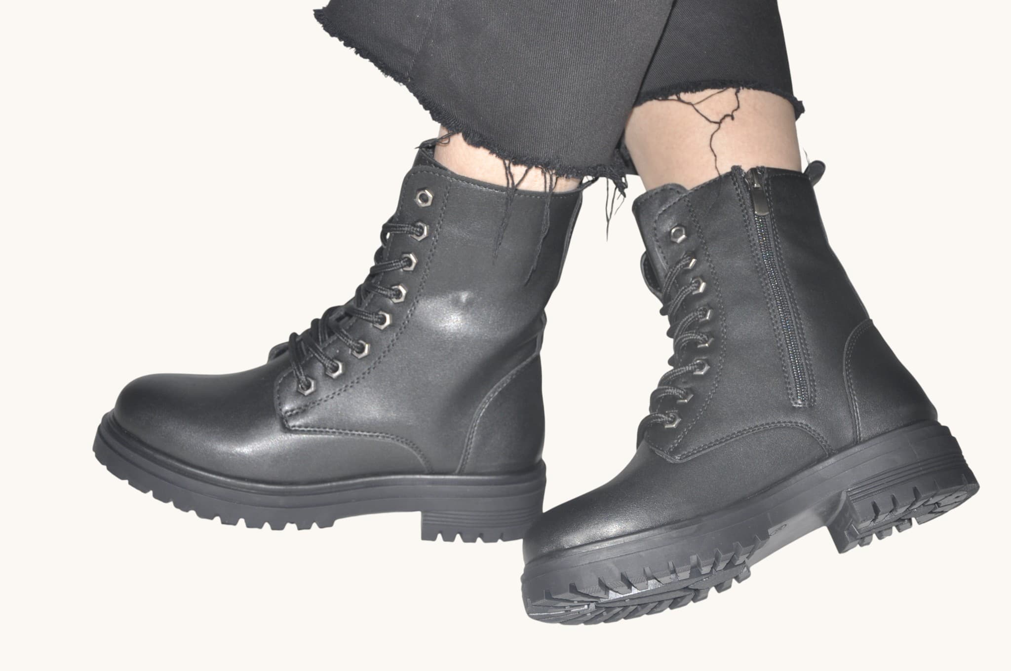 bagcikli-ve-fermuarli-siyah-renk-kalin-tabanli-bot-gunluk-kullanima-uygun-guclu-ve-konforlu-tasarim-0025