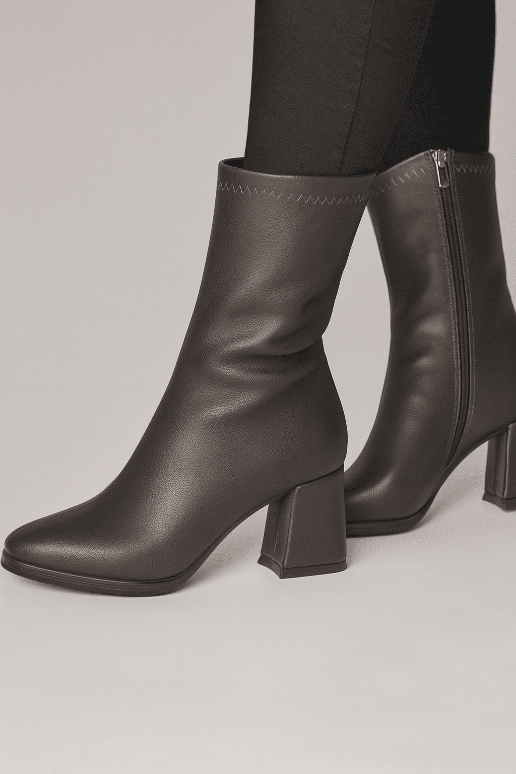 Koyu Kahverengi İnce Uçlu Yüksek Bilek Fermuarlı Kadın Topuklu Çizme – Modern Zarif Tasarım & Gün Boyu Rahatlık