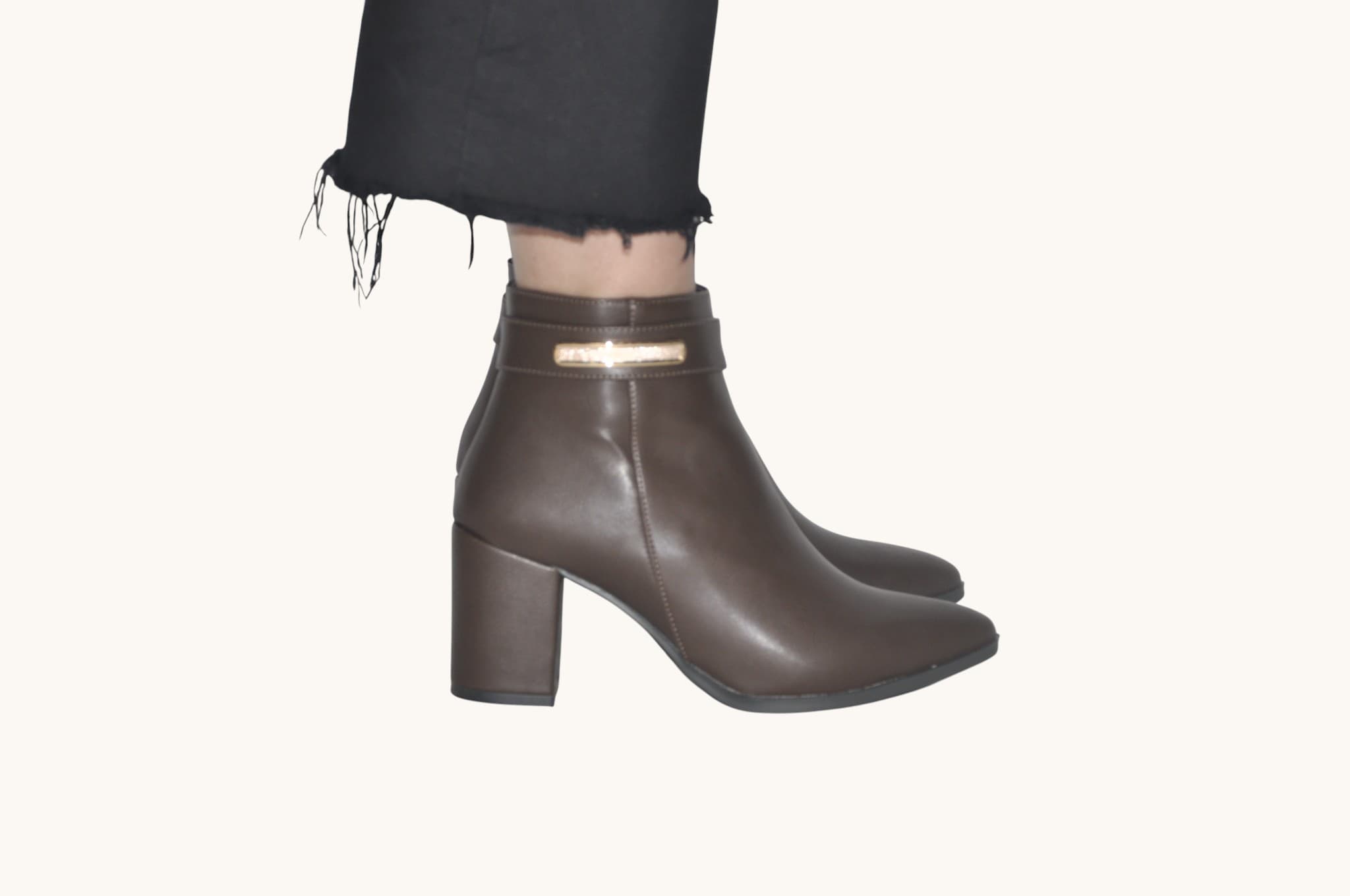 zarif-metal-detayiyla-sikligi-tamamlayan-kahverengi-renk-topuklu-bilek-bot-zamansiz-ve-feminen-tasarim-0017