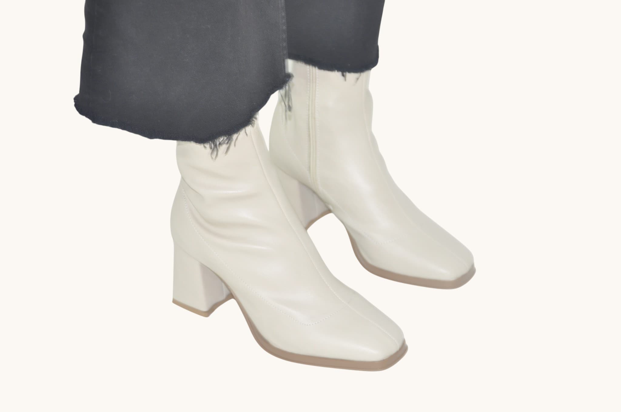 gunluk-siklik-ve-konforu-bir-arada-sunan-krem-renk-topuklu-bilek-bot-koleksiyonu-0010