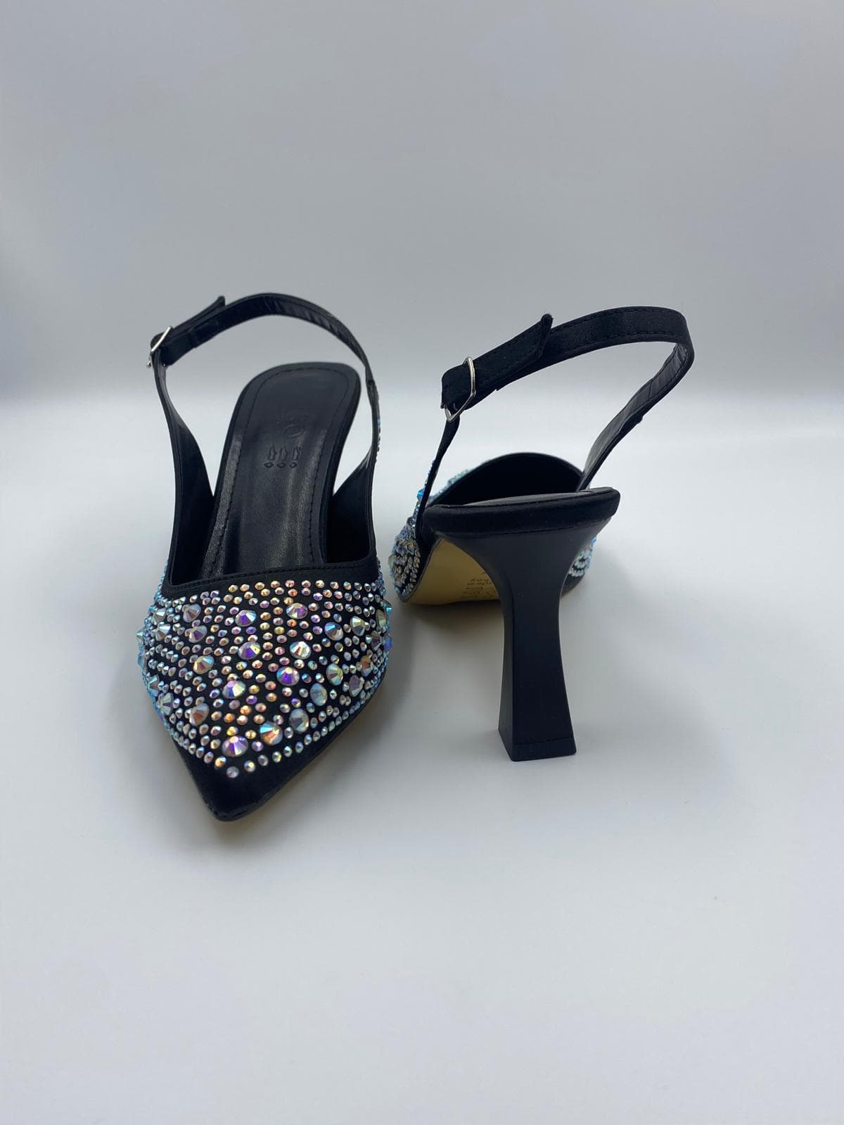 kocak-shoesun-siyah-tasli-topuklusu-ile-geceye-isiltini-yansit