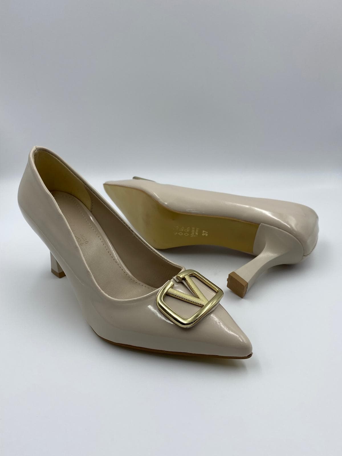 kocak-shoes-bej-rugan-altin-tokali-topuklu