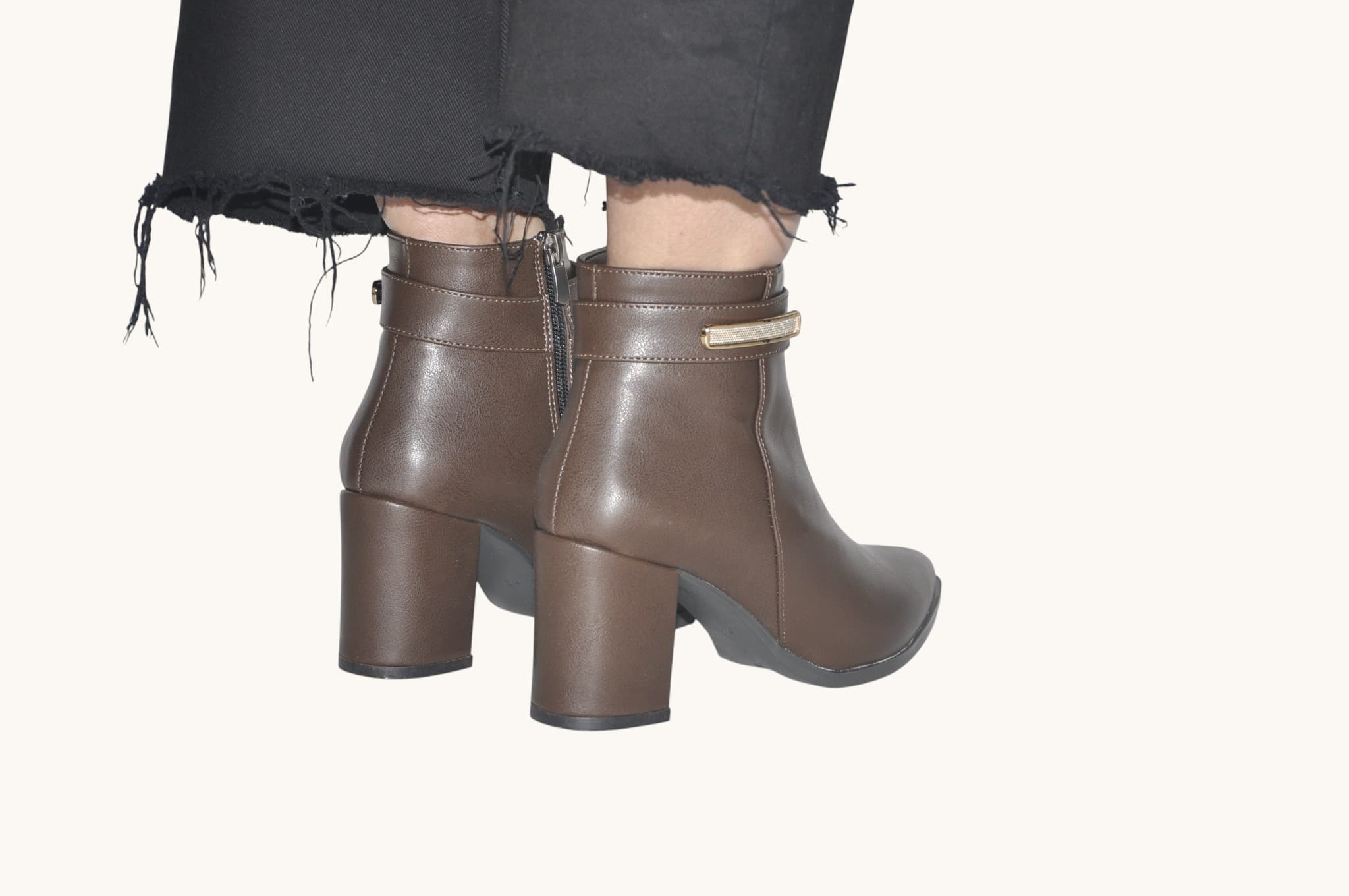 zarif-metal-detayiyla-sikligi-tamamlayan-kahverengi-renk-topuklu-bilek-bot-zamansiz-ve-feminen-tasarim-0017