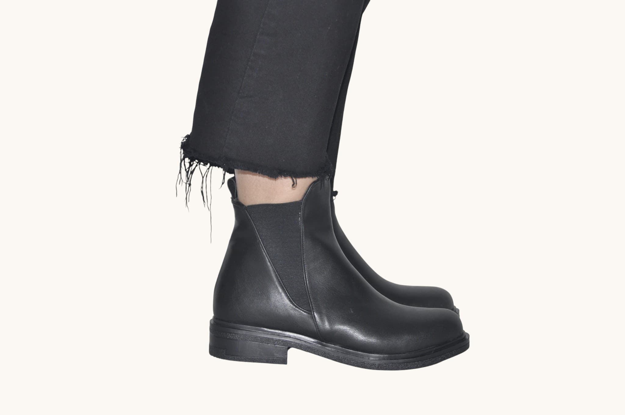 rahat-kalibi-ve-sade-tasarimiyla-one-cikan-siyah-renk-lastik-detayli-bilek-bot-gunluk-ve-zamansiz-stil-0018