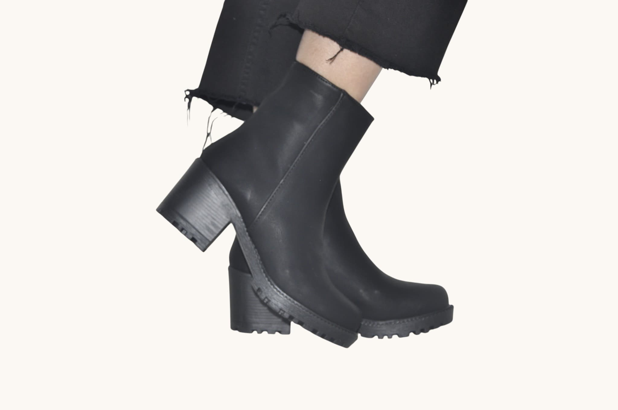 sik-ve-guclu-gunluk-kullanima-uygun-siyah-topuklu-bot-0029