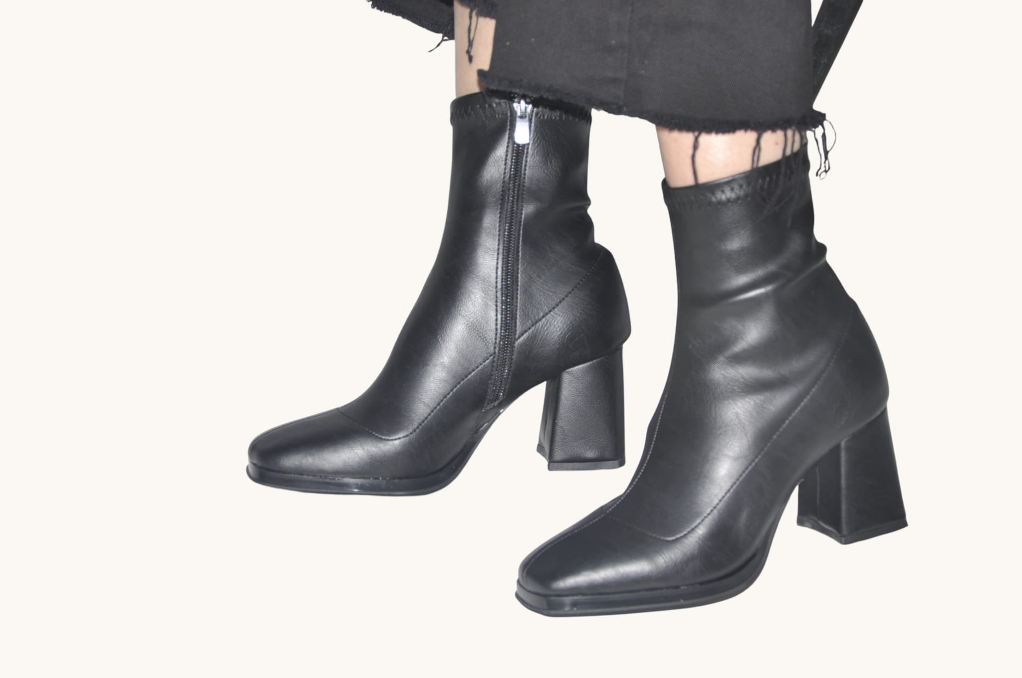 zamansiz-siklik-sunan-siyah-renk-topuklu-bilek-bot-gunluk-ve-klasik-kombinlere-uyumlu-0011