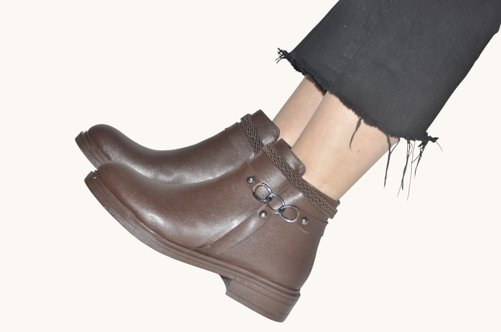 orgu-ve-halka-detayli-kahverengi-renk-duz-tabanli-bilek-bot-gunluk-sik-ve-konforlu-tasarim-kadin-0024