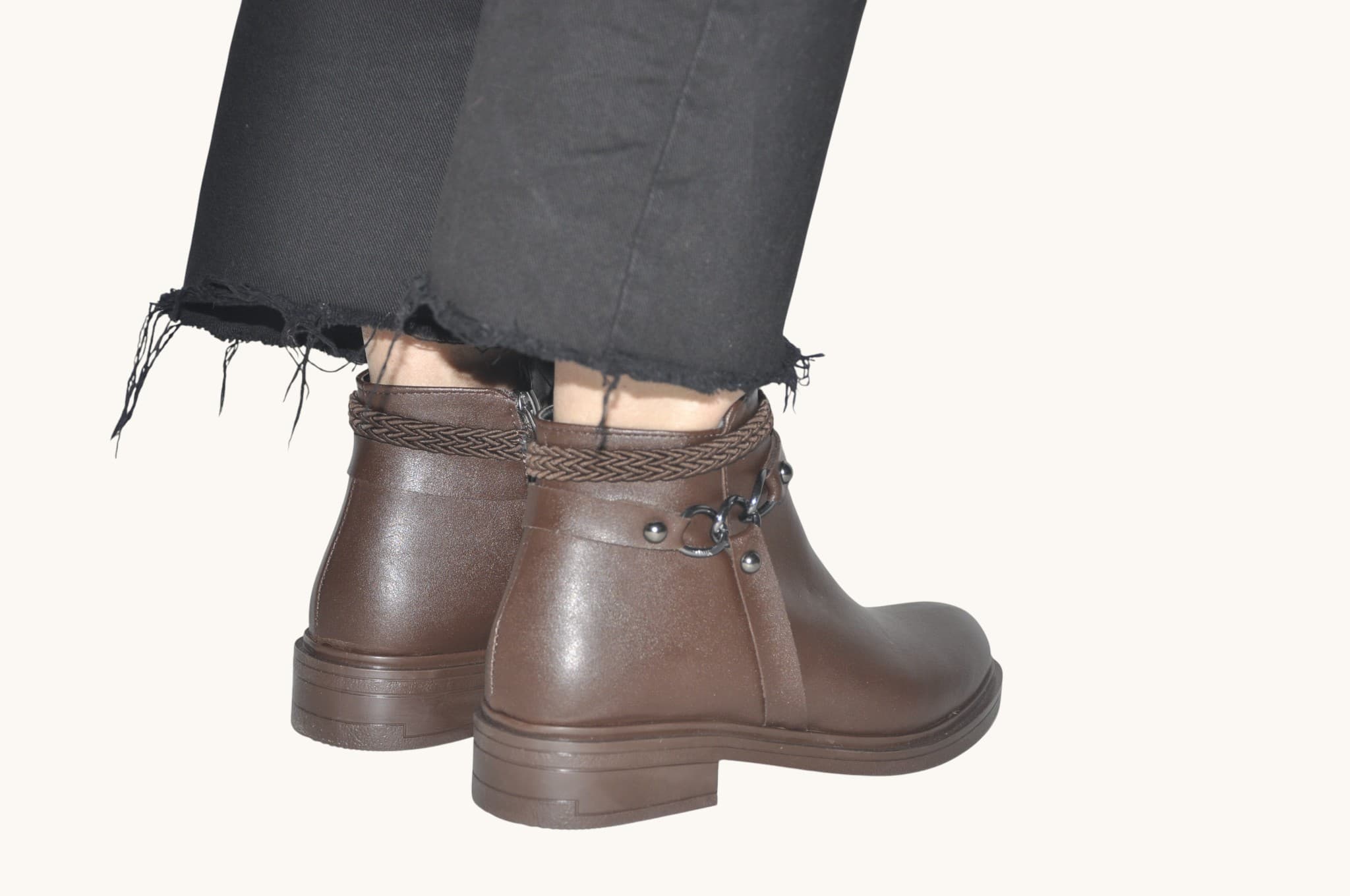 orgu-ve-halka-detayli-kahverengi-renk-duz-tabanli-bilek-bot-gunluk-sik-ve-konforlu-tasarim-kadin-0024