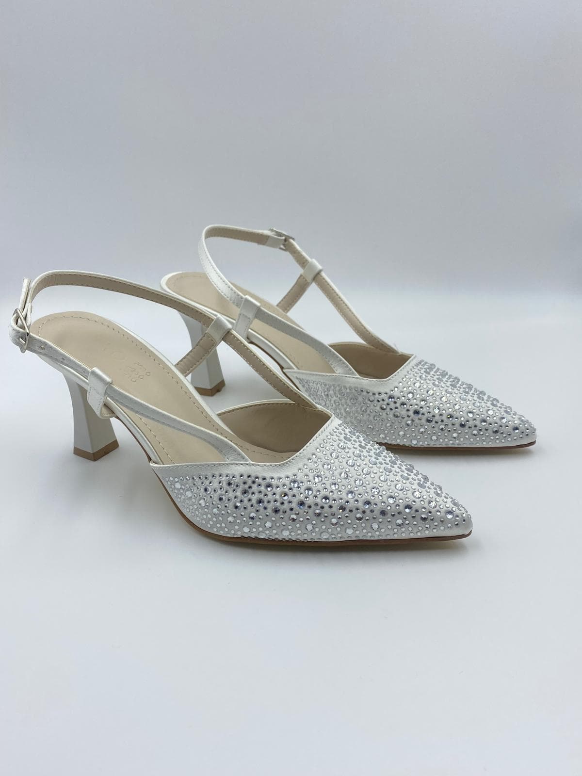 isiltili-tas-detaylariyla-zarafetin-simgesi-her-adimda-sikliginizi-konusturacak-kocak-shoes-yeni-sezon-topuklu-model