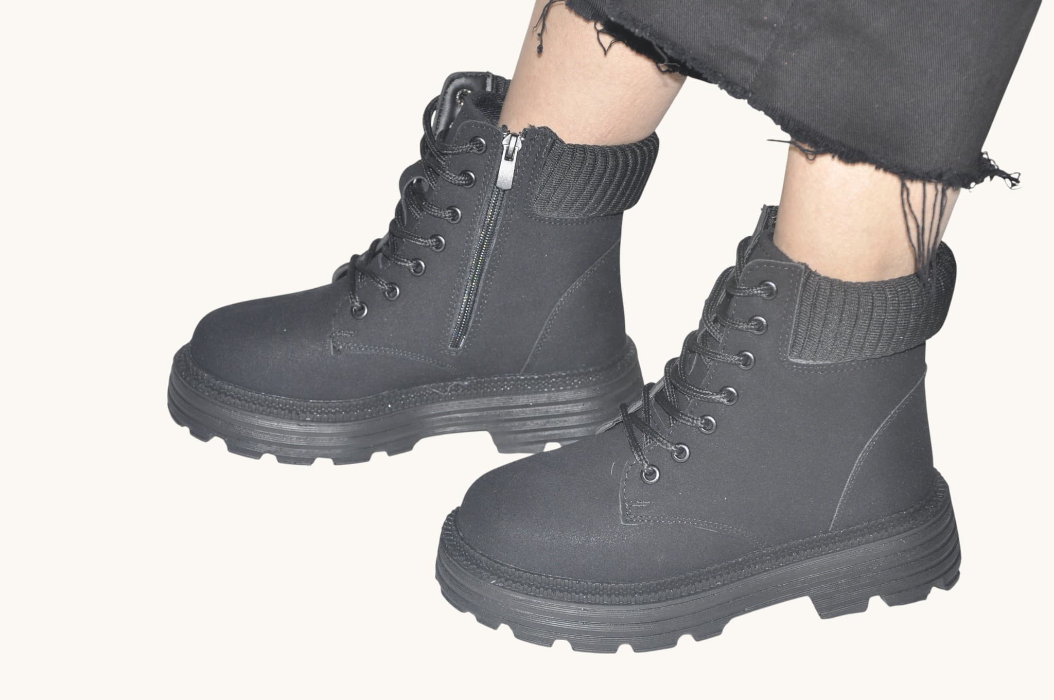 guclu-durusun-simgesi-siyah-kalin-tabanli-bot-0028