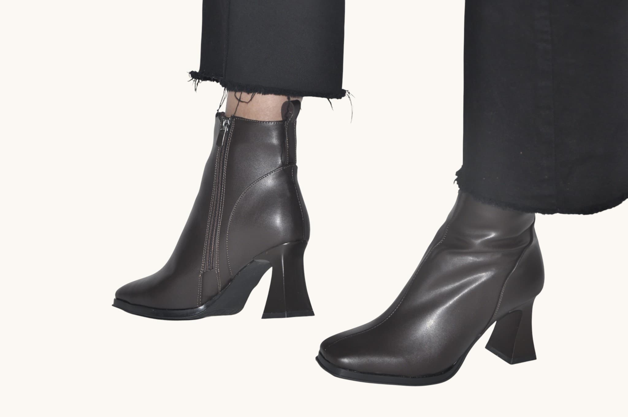 zamansiz-ve-guclu-bir-stil-sunan-kahverengi-renk-topuklu-bilek-bot-gunluk-kullanim-icin-sik-ve-rahat-tasarim-0014