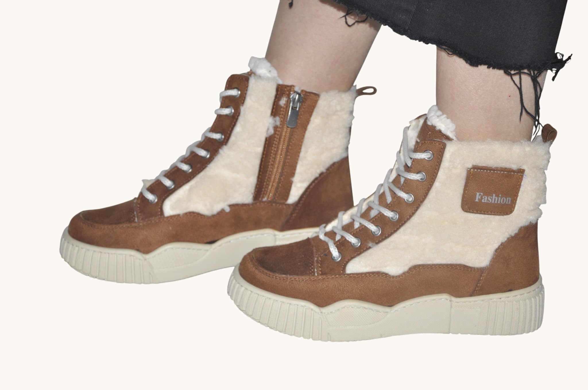 Sıcak Tutan Şıklık: İçi Kürklü Bağcıklı Kışlık Bot