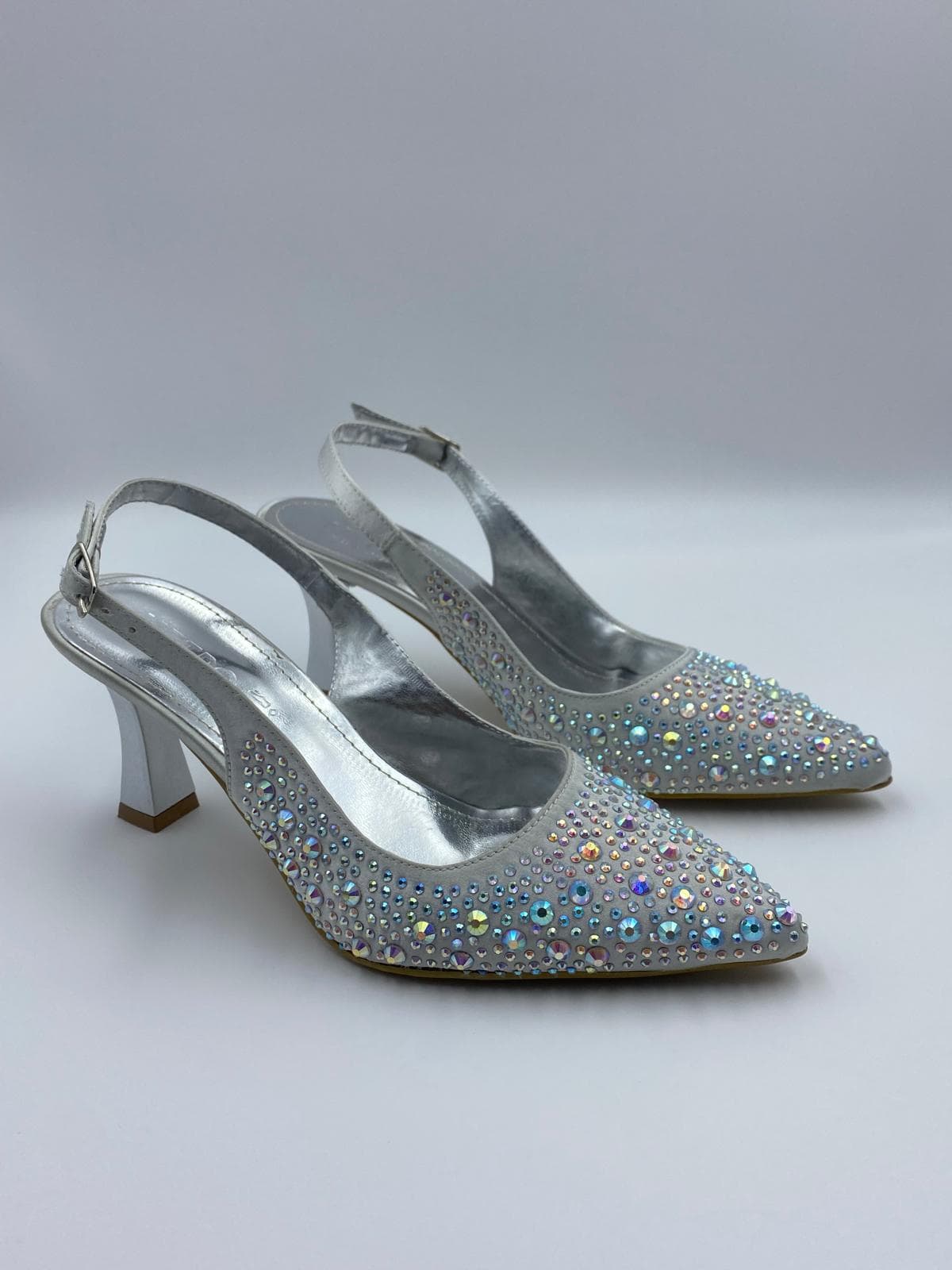 kocak-shoesun-isiltili-tas-detayli-gumus-topuklusu-ile-zarafeti-ve-sikligi-ayni-anda-yasayin