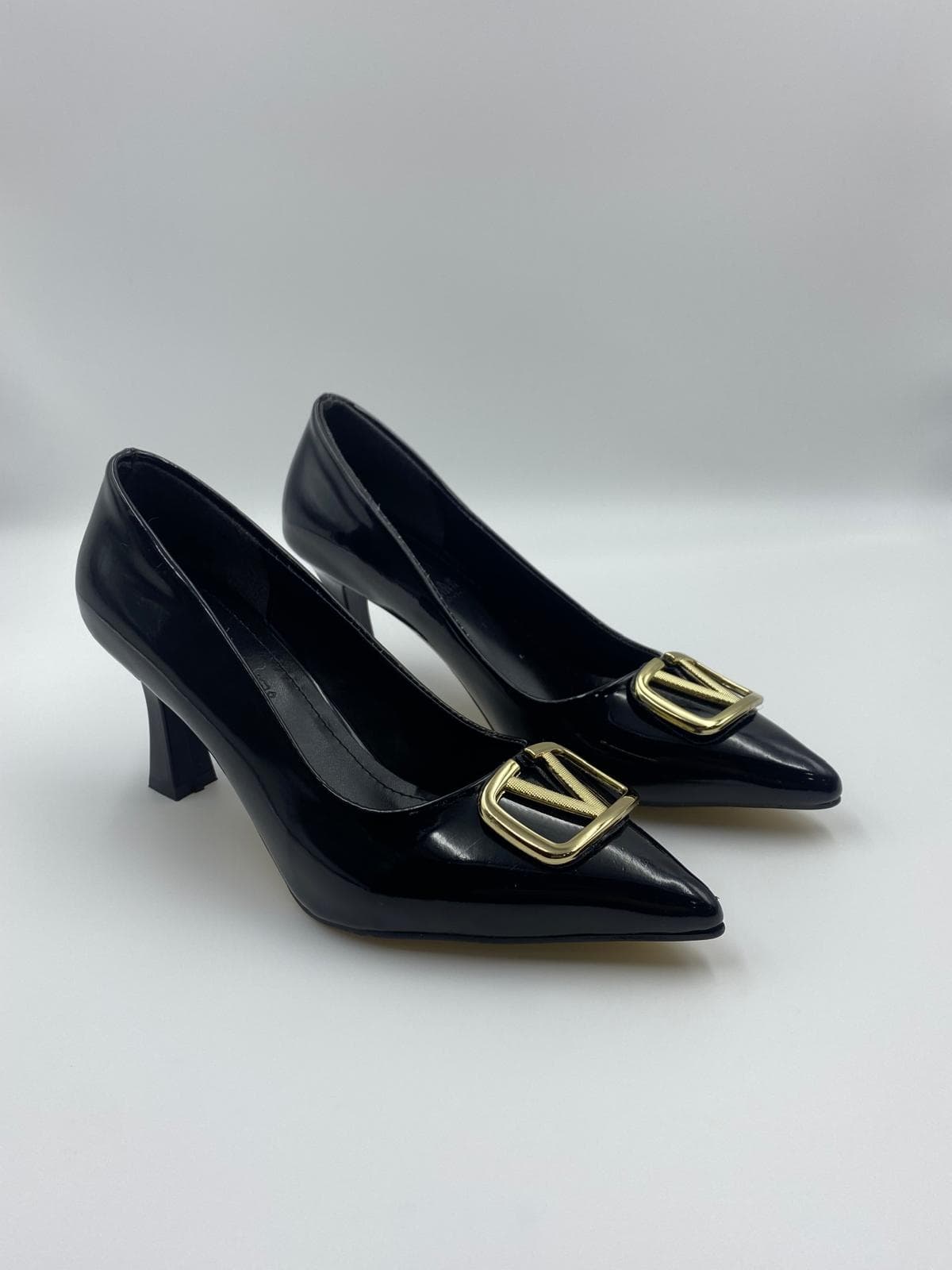 kocak-shoes-siyah-rugan-altin-tokali-topuklu