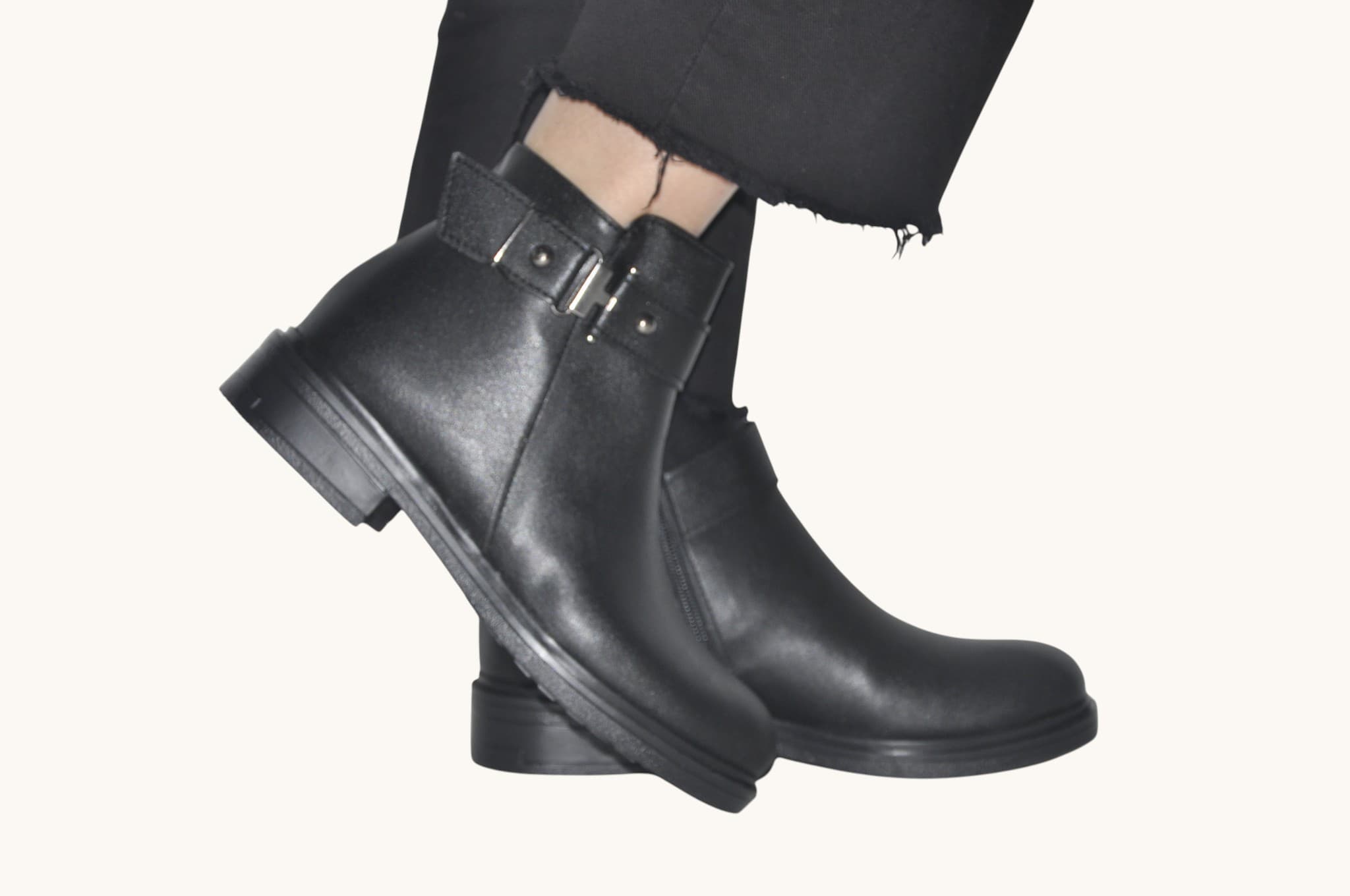 tokali-detayiyla-siklik-kazanan-siyah-renk-duz-tabanli-bilek-bot-gunluk-ve-konforlu-kullanim-0019