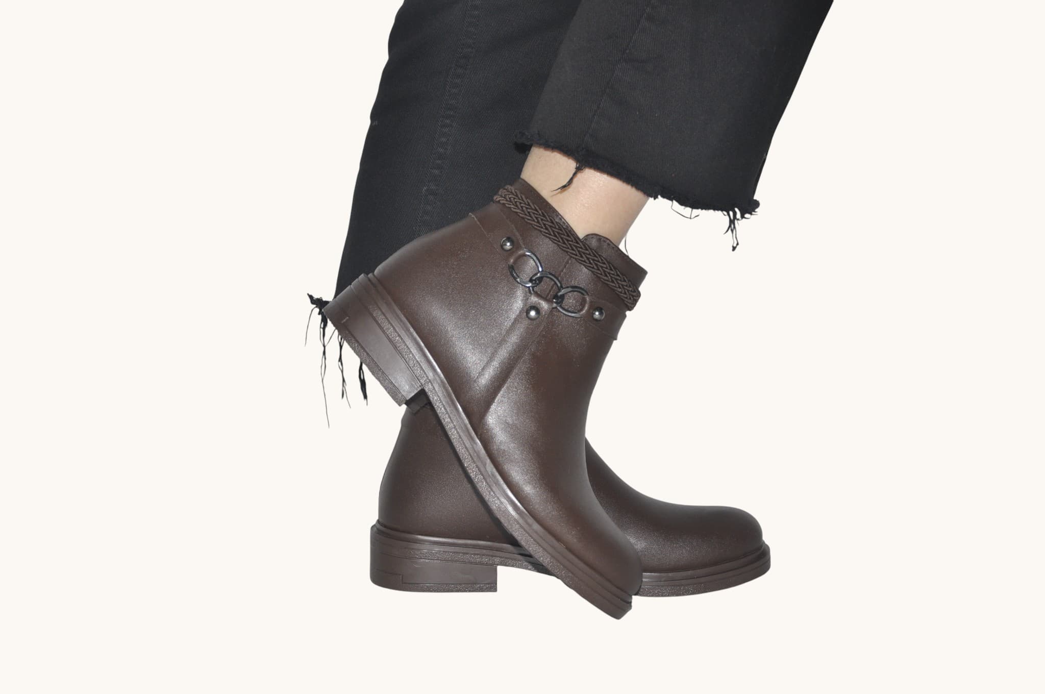 orgu-ve-halka-detayli-kahverengi-renk-duz-tabanli-bilek-bot-gunluk-sik-ve-konforlu-tasarim-0022