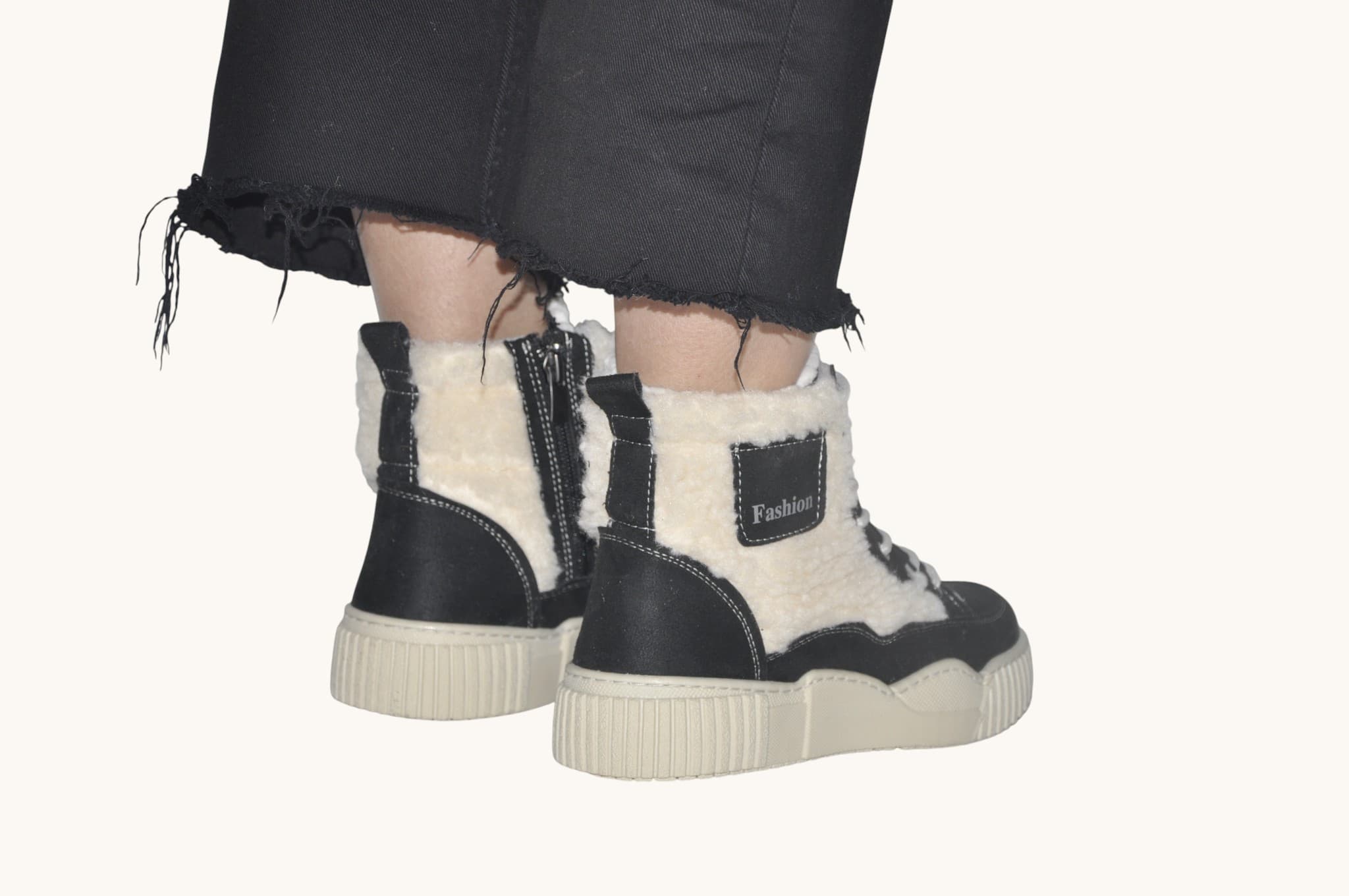 zamansiz-stil-ici-kurklu-siyah-bagcikli-kislik-bot-0031