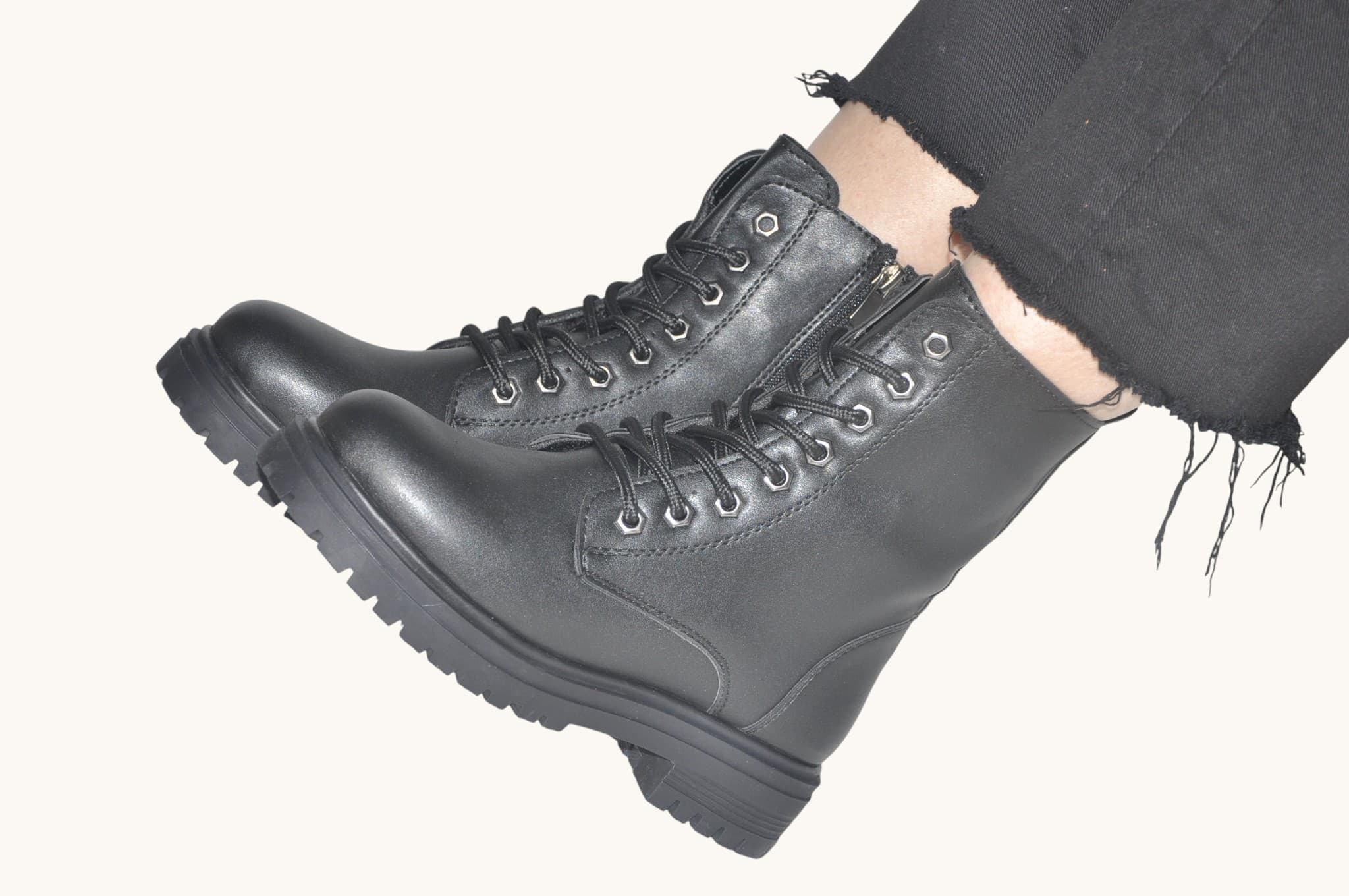 bagcikli-ve-fermuarli-siyah-renk-kalin-tabanli-bot-gunluk-kullanima-uygun-guclu-ve-konforlu-tasarim-0025