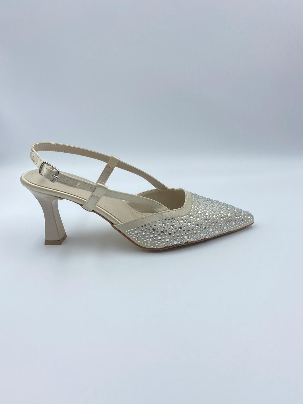 ✨ Koçak Shoes’un Sade Taşlı Bej Topuklusu ile Şıklığın Zamansız Yansıması ✨