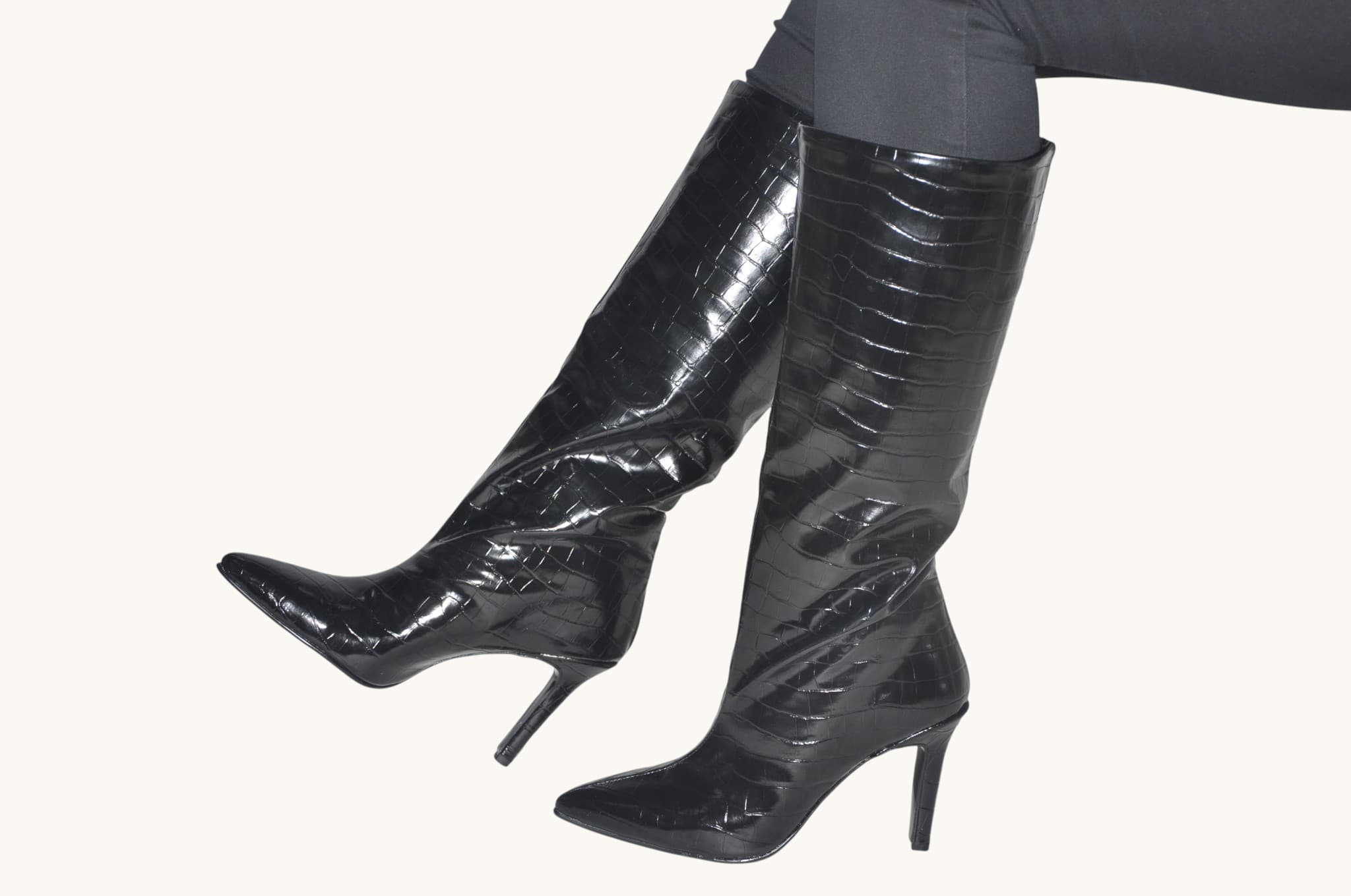 siyah-parlak-krokodil-desenli-ince-topuklu-cizme-0039