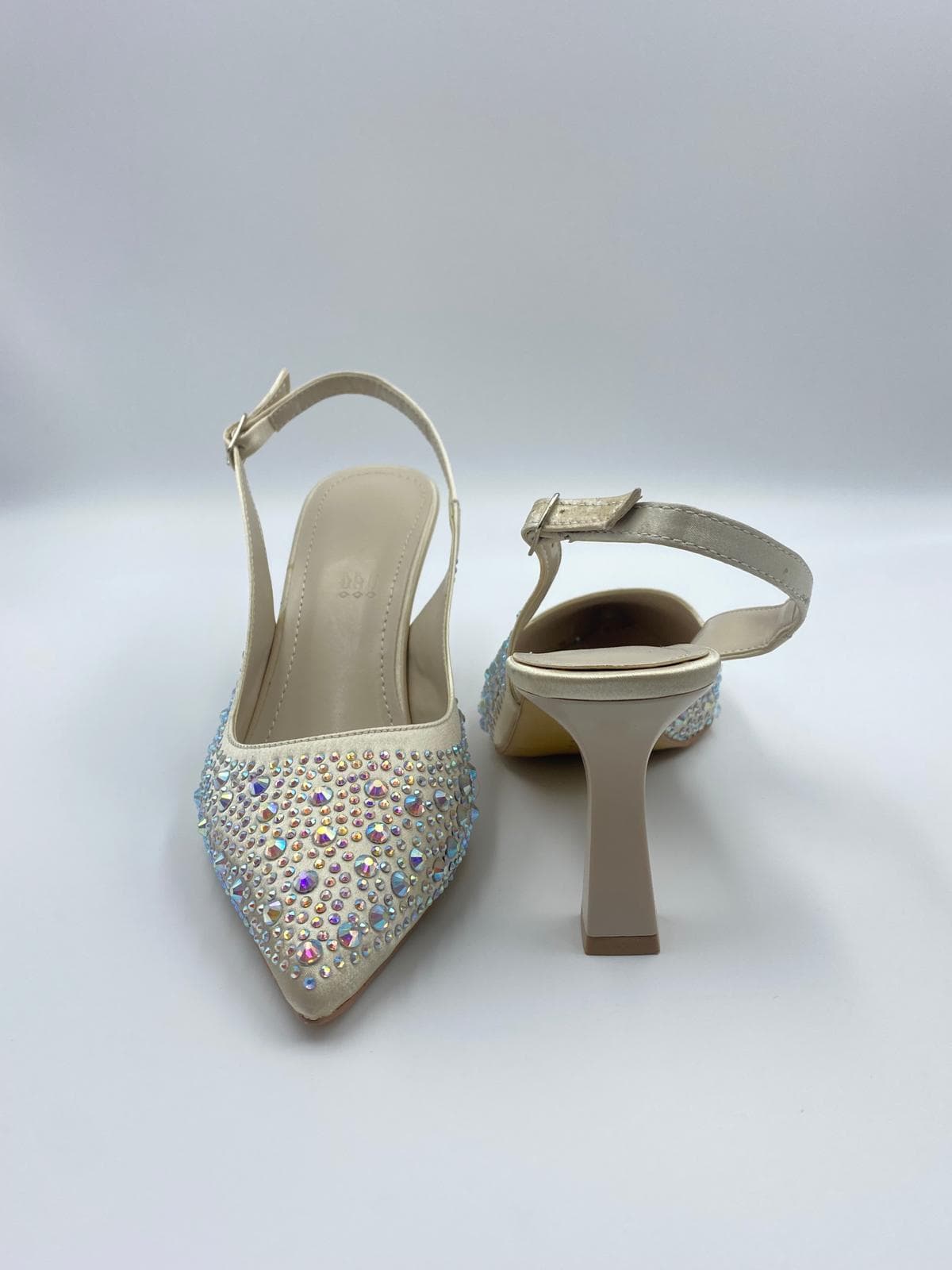 kocak-shoesun-tas-islemeli-bej-topuklusu-ile-zarafetin-en-dogal-hali