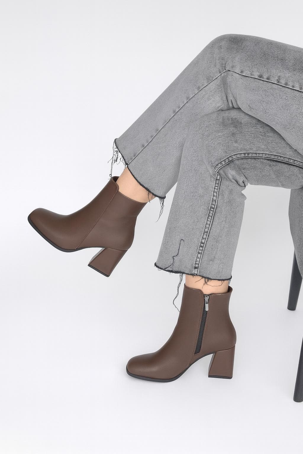 Kadın Kahverengi Topuklu Fermuarlı Kısa Bot – Koçak Shoes