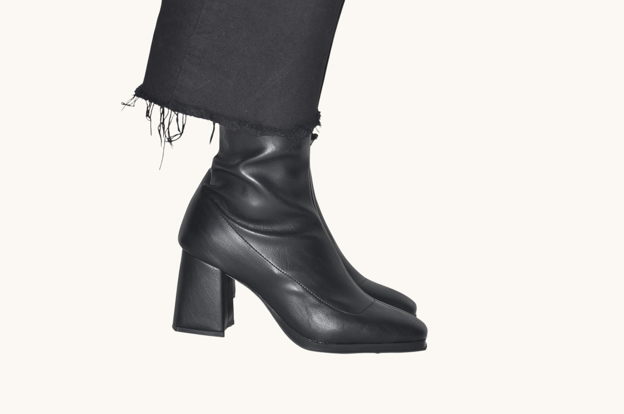 zamansiz-siklik-sunan-siyah-renk-topuklu-bilek-bot-gunluk-ve-klasik-kombinlere-uyumlu-0011