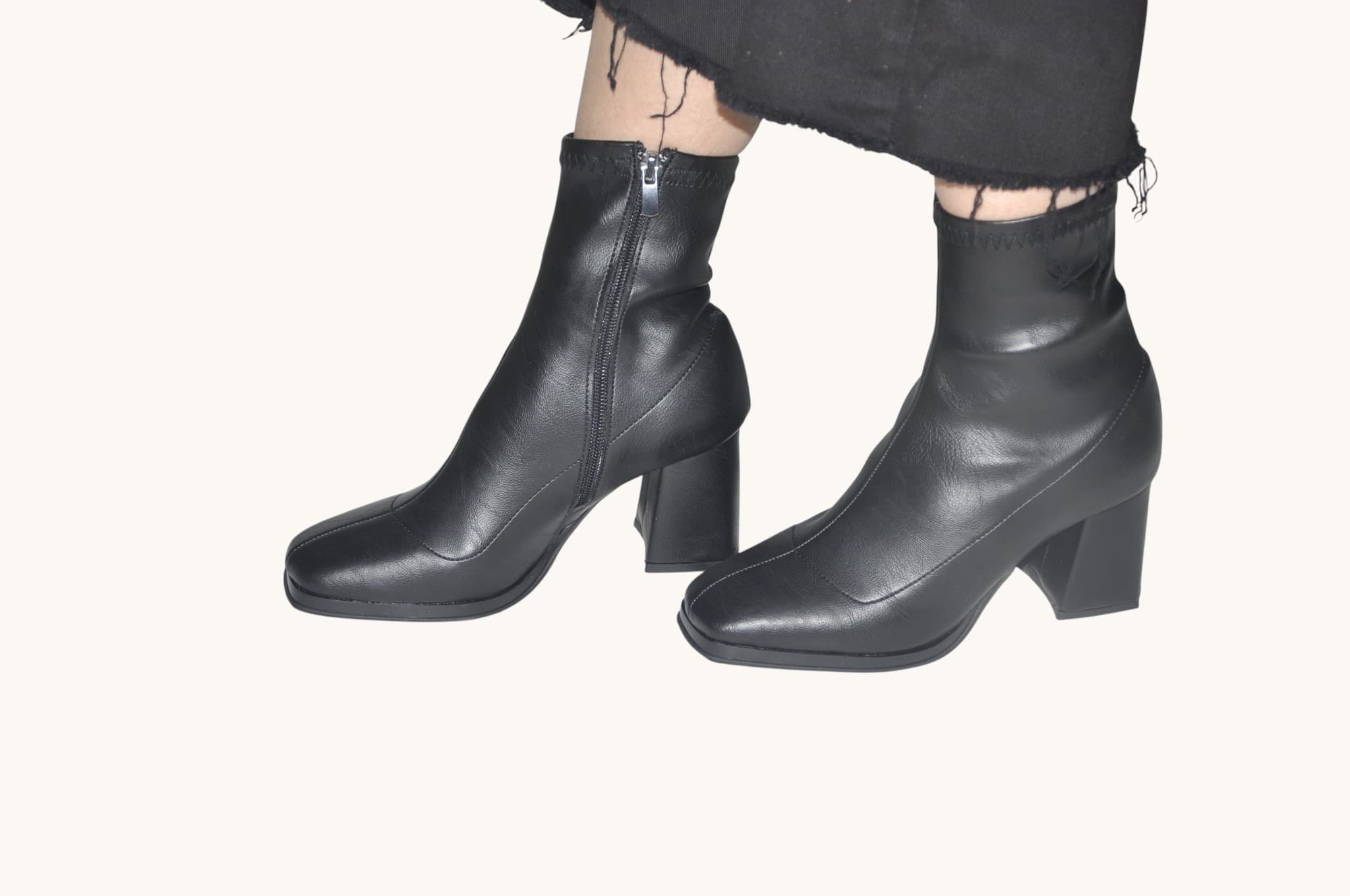 Zamansız Şıklık Sunan, Siyah Renk Topuklu Bilek Bot – Günlük ve Klasik Kombinlere Uyumlu