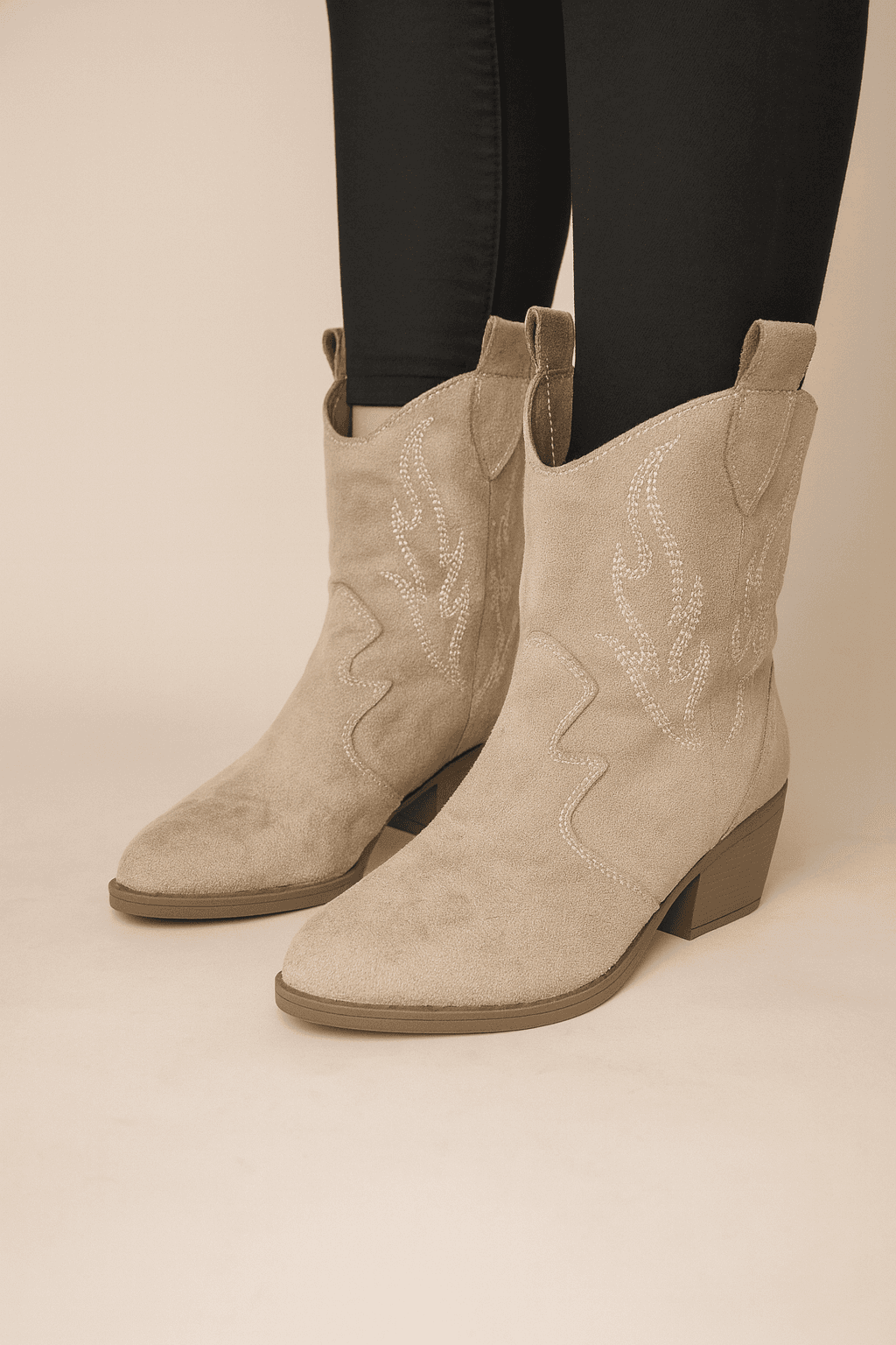 Bej Süet Kovboy Bot – Zamansız Şıklık