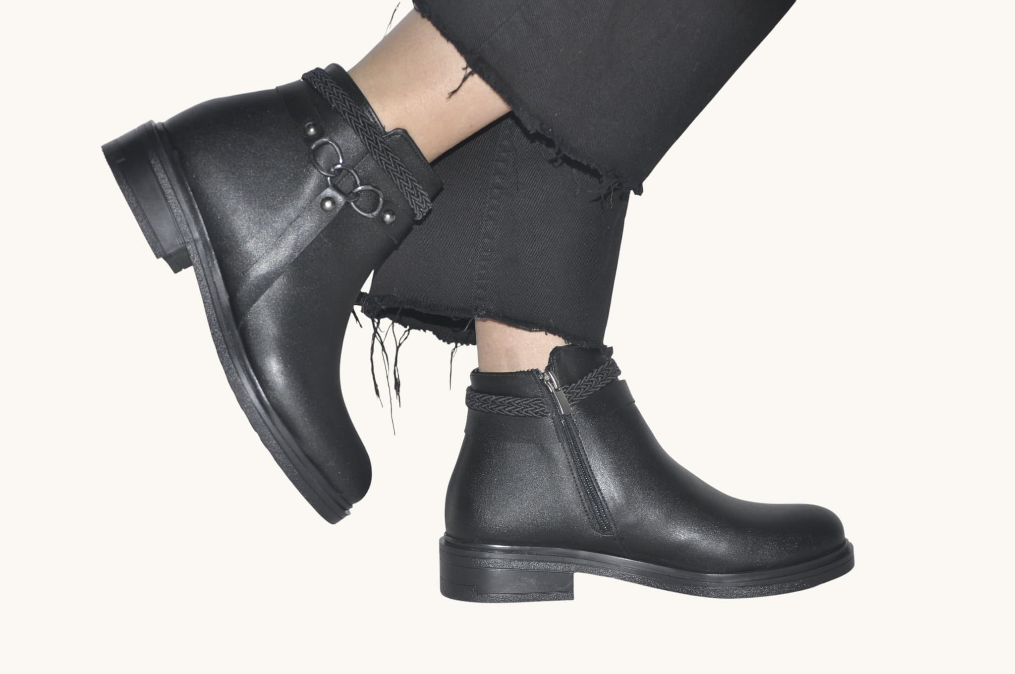 orgu-ve-halka-detayli-siyah-renk-duz-tabanli-bilek-bot-gunluk-rahat-ve-sik-tasarim-0020