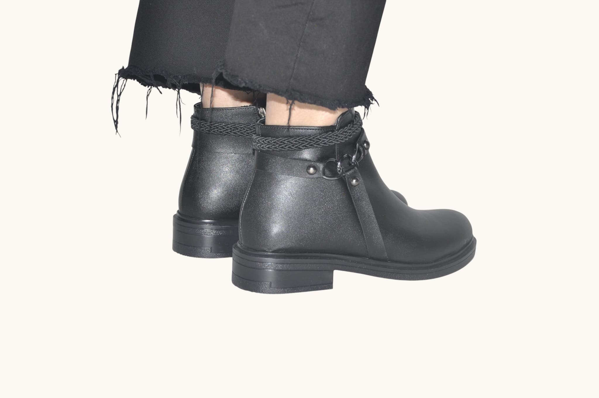 orgu-ve-halka-detayli-siyah-renk-duz-tabanli-bilek-bot-gunluk-rahat-ve-sik-tasarim-0020