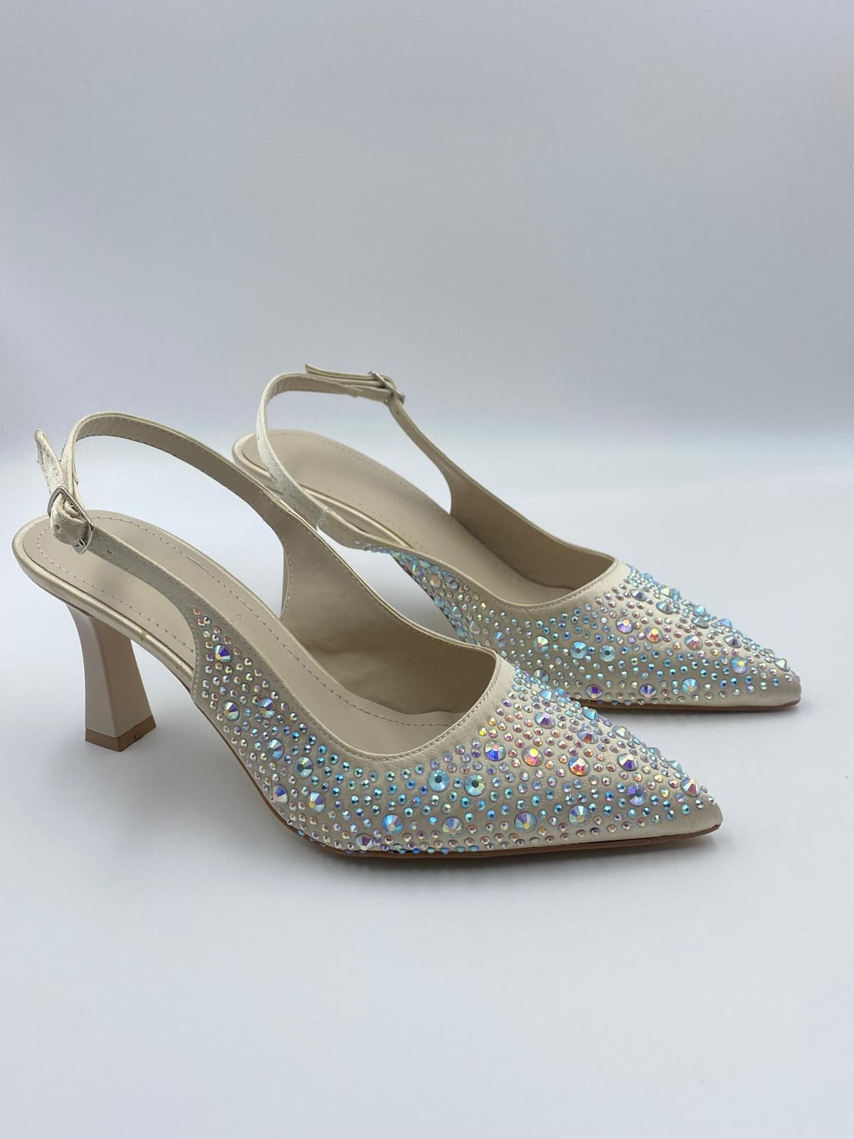 kocak-shoesun-tas-islemeli-bej-topuklusu-ile-zarafetin-en-dogal-hali