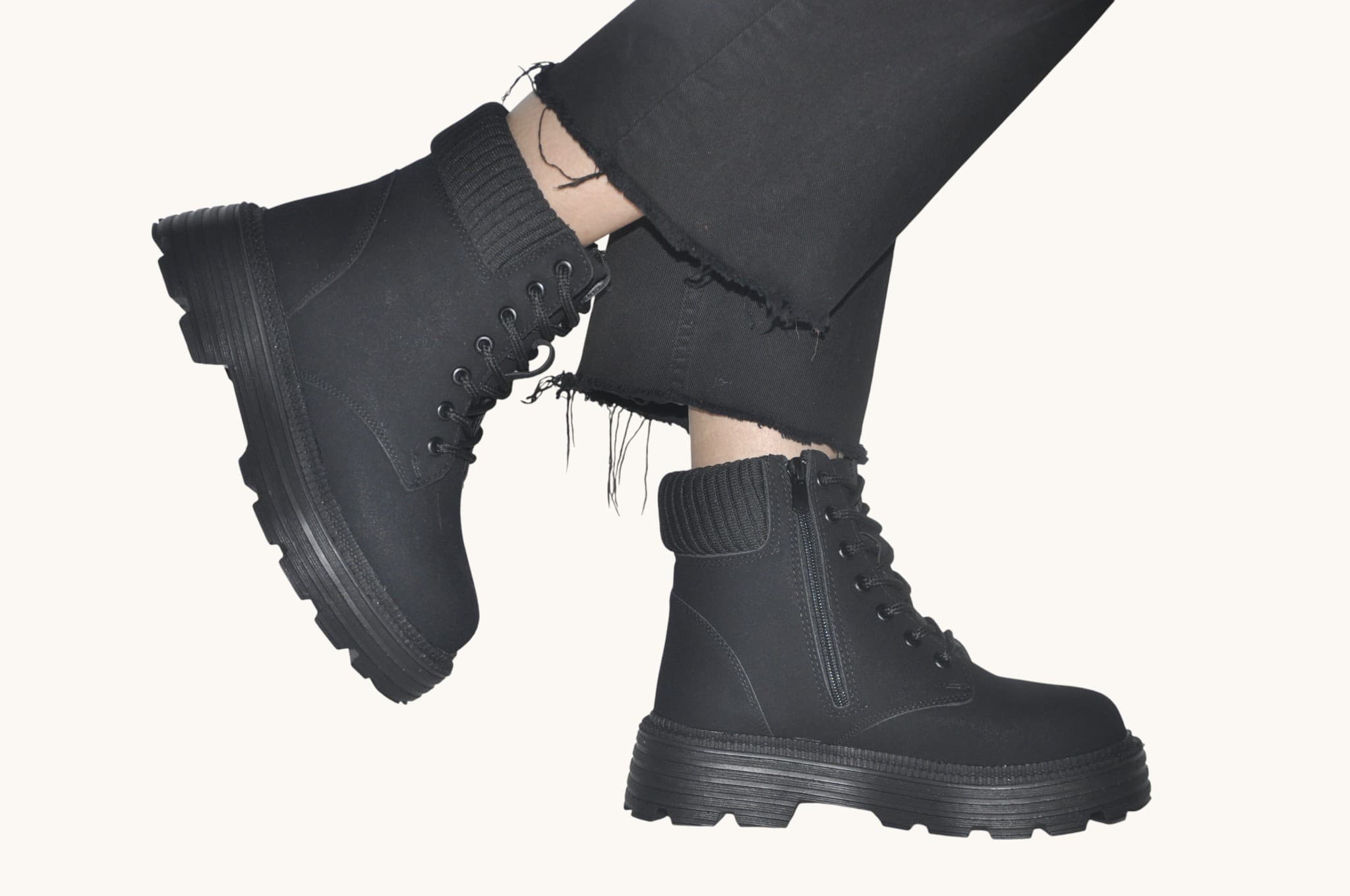 Güçlü Duruşun Simgesi: Siyah Kalın Tabanlı Bot