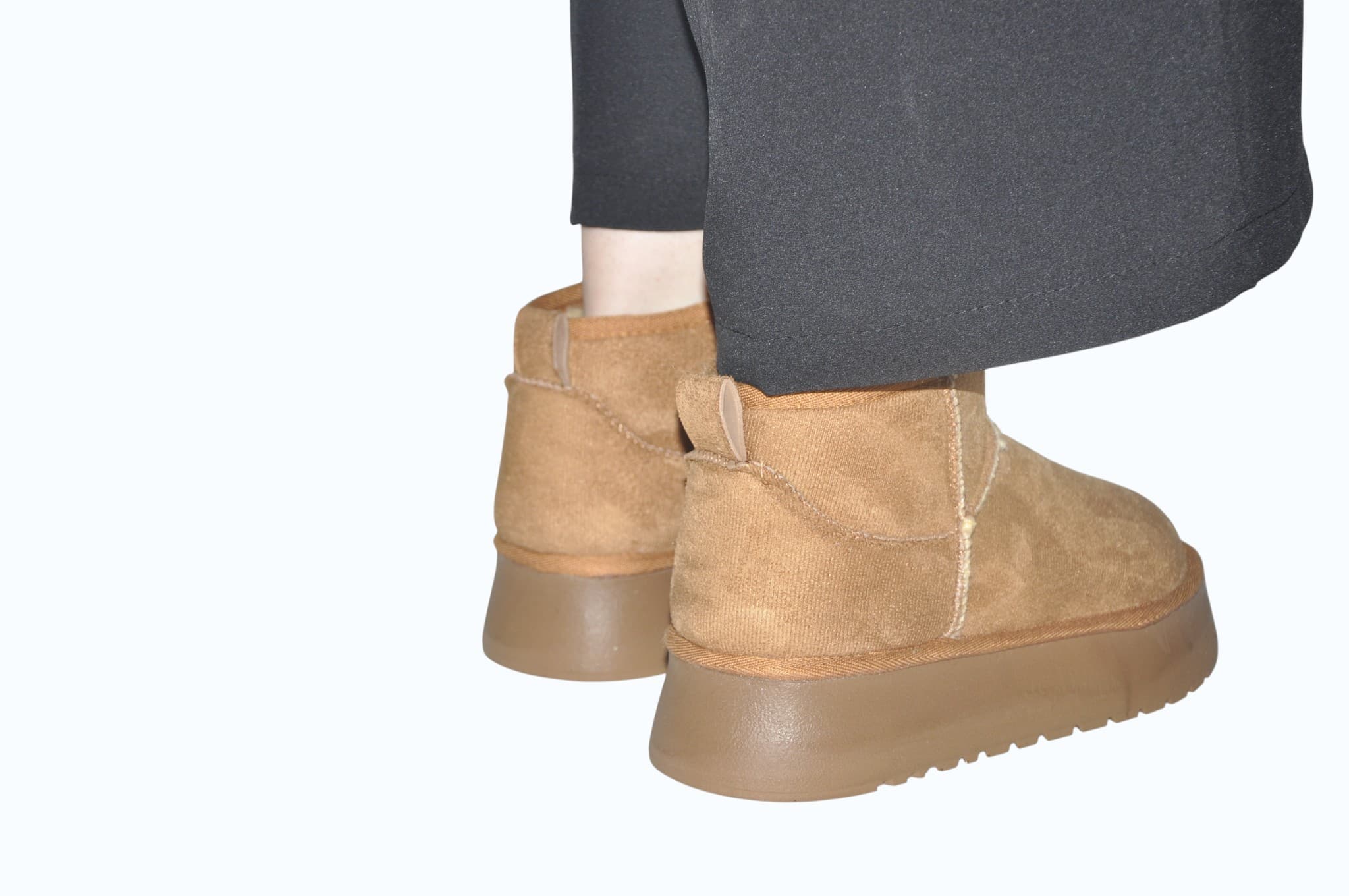 taba-platform-tabanli-muadil-bot-sicak-ton-modern-stil-0047