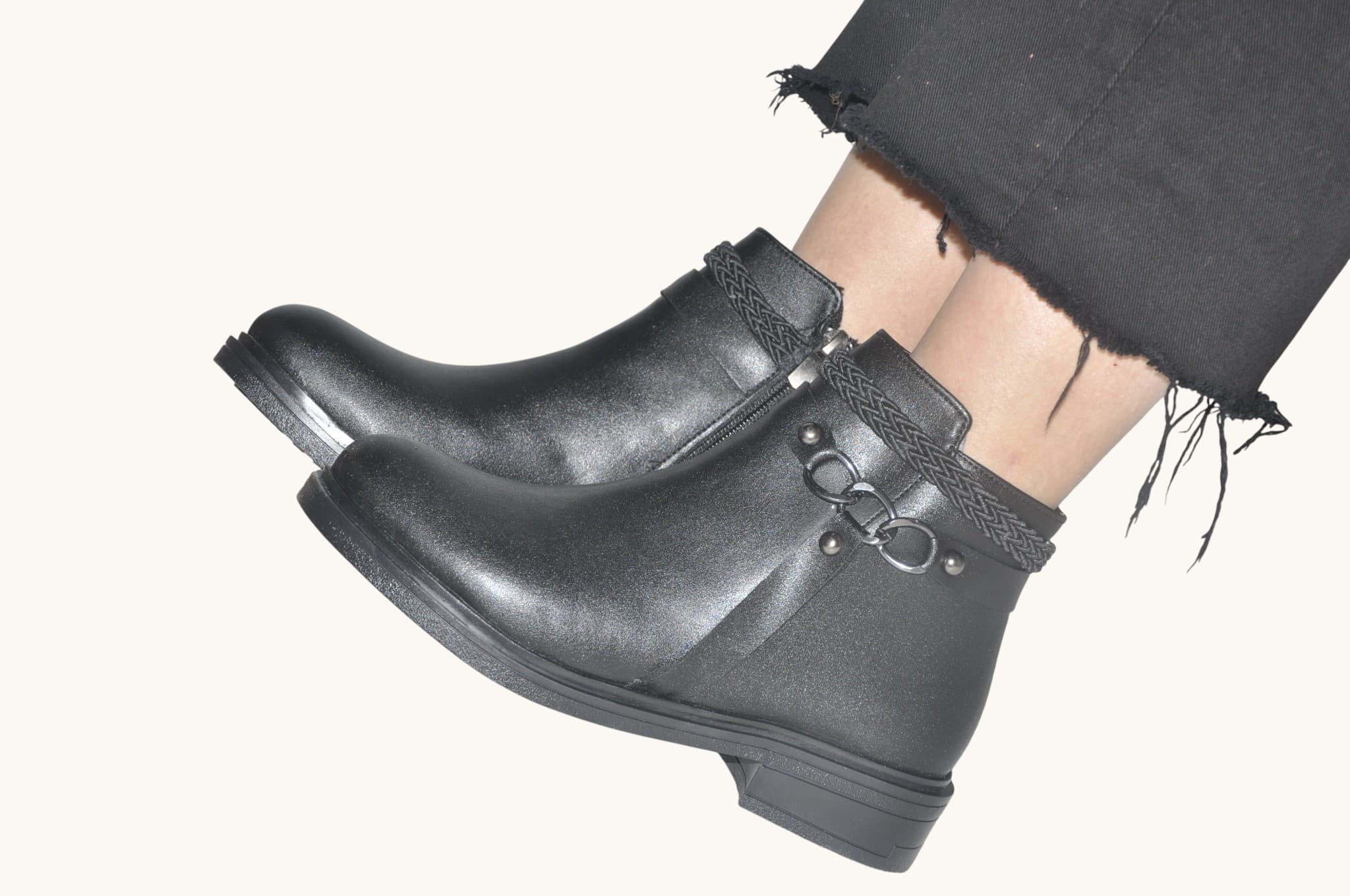 orgu-ve-halka-detayli-siyah-renk-duz-tabanli-bilek-bot-gunluk-rahat-ve-sik-tasarim-0020