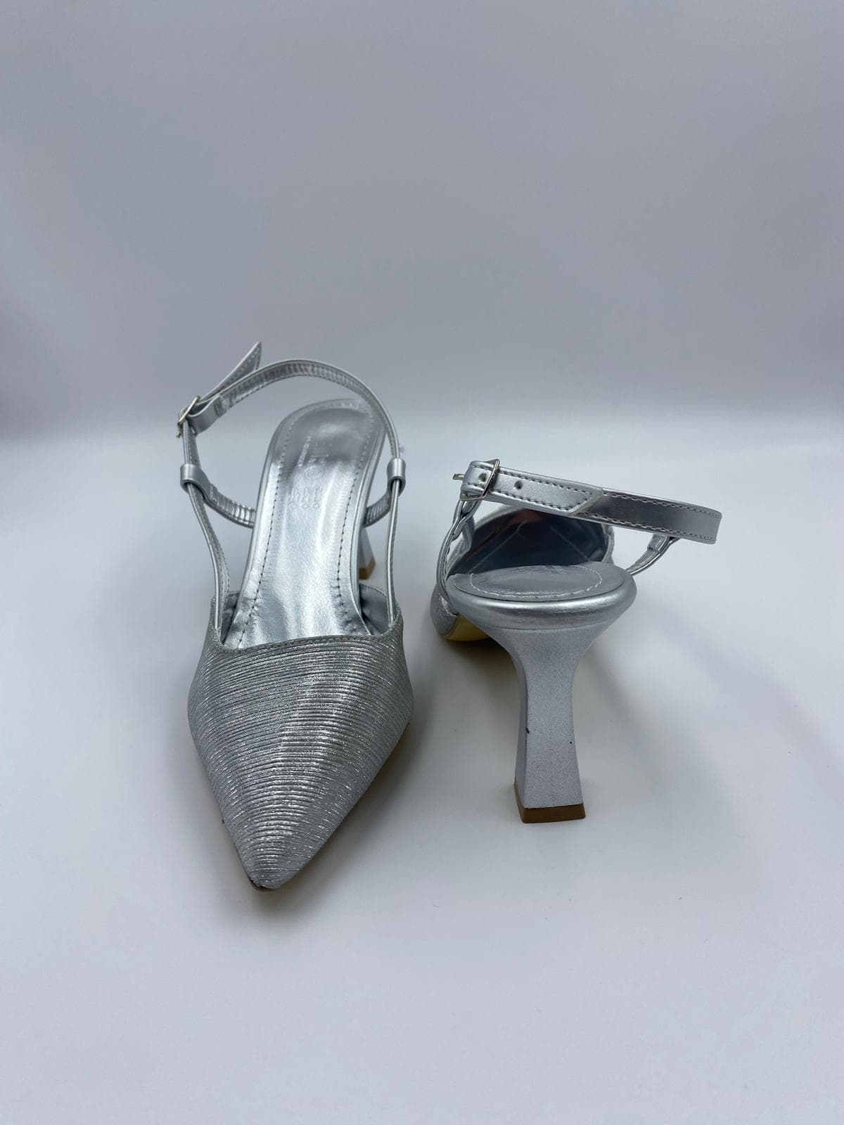 kocak-shoes-gumus-parlak-topuklu-ayakkabi-modern-sikligin-ve-zarafetin-isiltili-yorumu