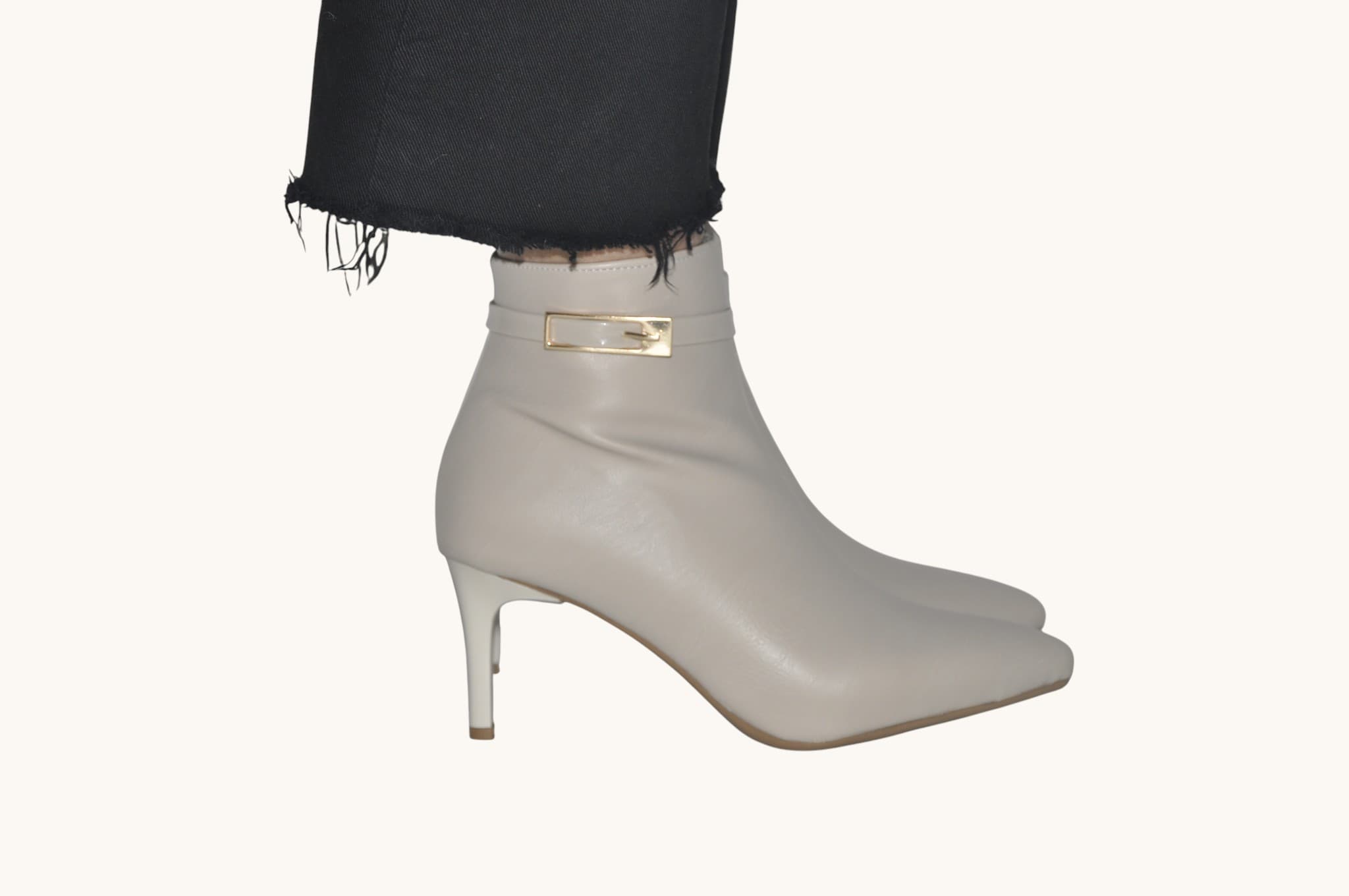 zarif-detaylariyla-one-cikan-krem-renk-ince-topuklu-bilek-bot-feminen-ve-modern-stil-0013