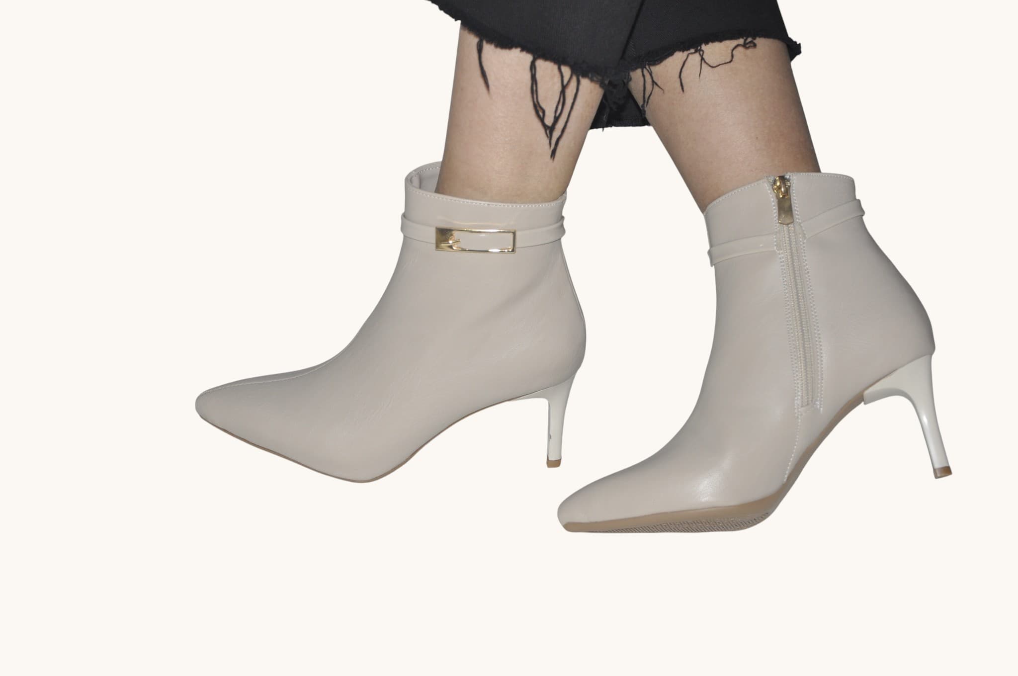 Zarif Detaylarıyla Öne Çıkan, Krem Renk İnce Topuklu Bilek Bot – Feminen ve Modern Stil