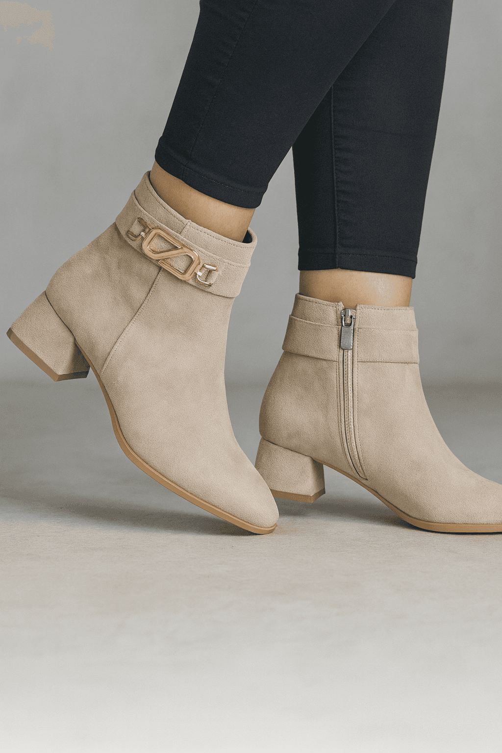 Bej Süet Gold Toka Detaylı Rahat Kalın Topuklu Kadın Günlük & Şehir Stili Kısa Bot