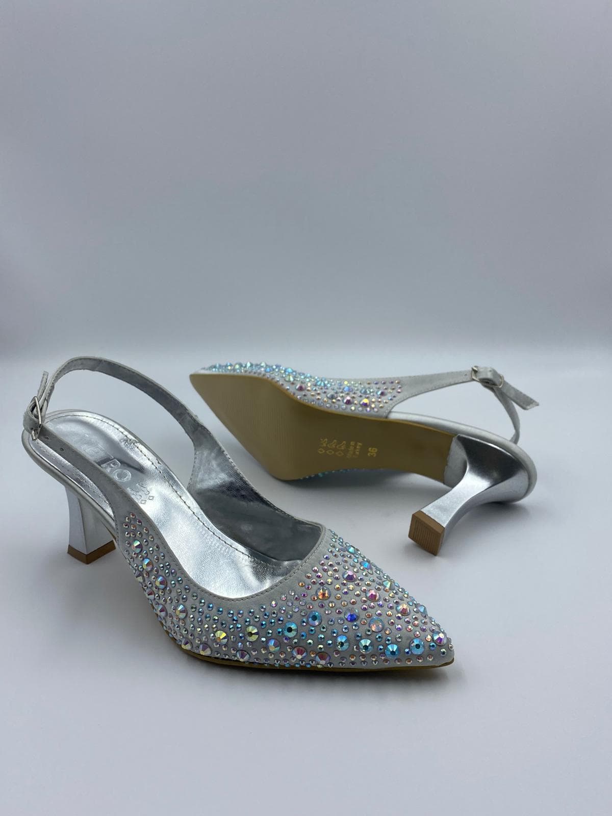 kocak-shoesun-isiltili-tas-detayli-gumus-topuklusu-ile-zarafeti-ve-sikligi-ayni-anda-yasayin