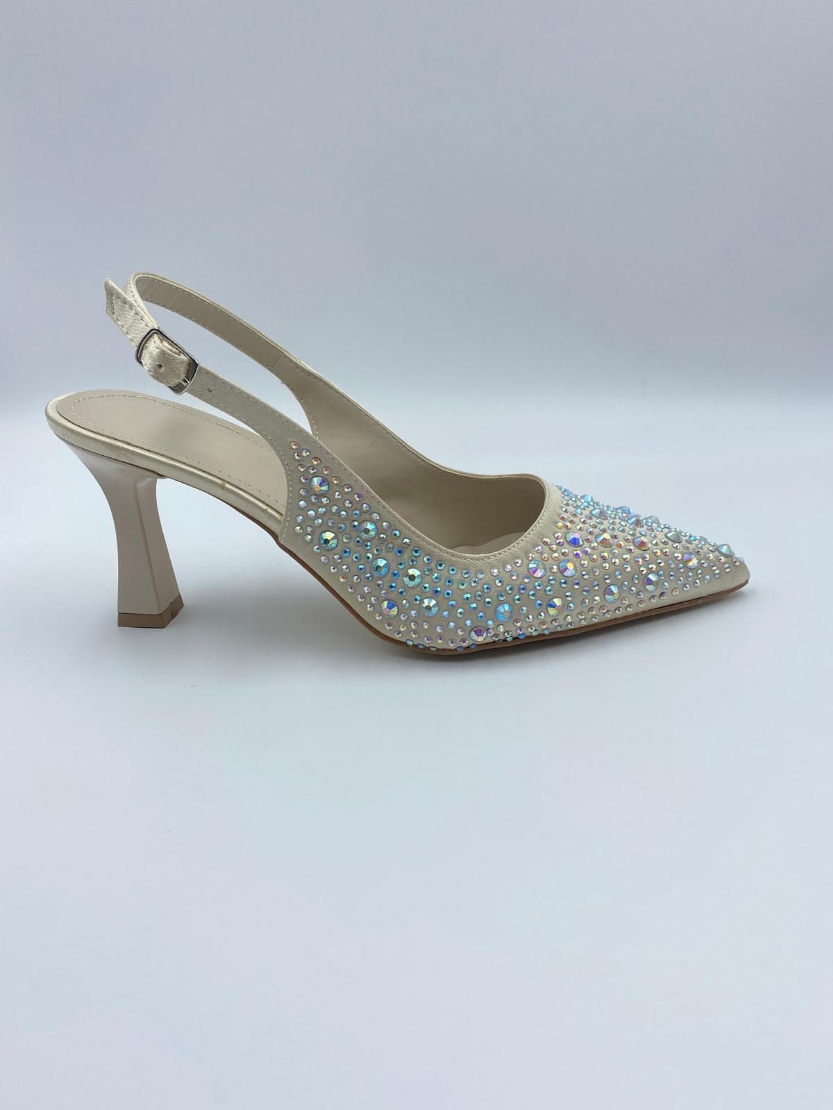 ✨ Koçak Shoes’un Taş İşlemeli Bej Topuklusu ile Zarafetin En Doğal Hali ✨