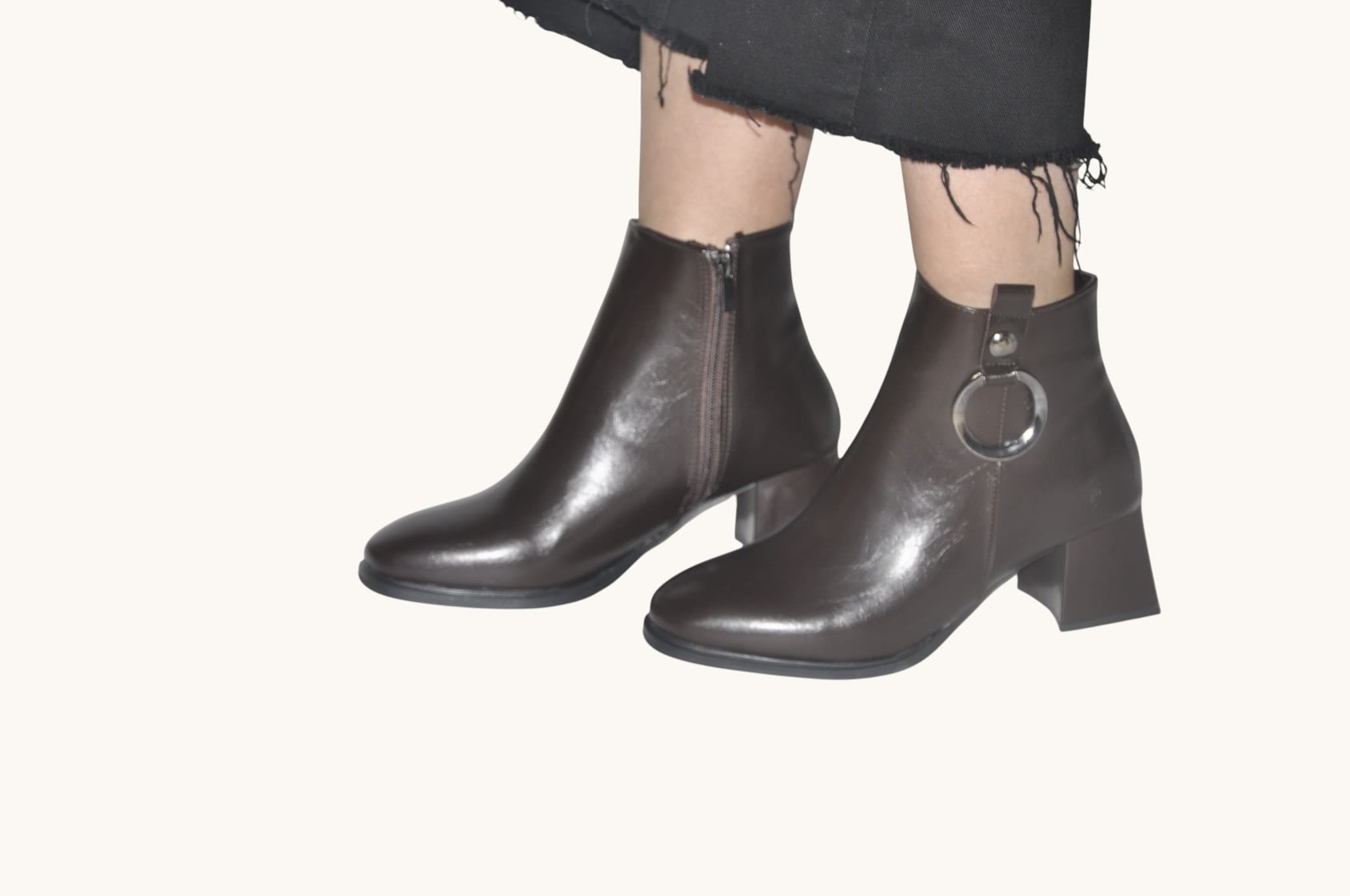 modern-metal-detayiyla-fark-yaratan-kahverengi-renk-topuklu-bilek-bot-sik-ve-guclu-bir-durus-0015