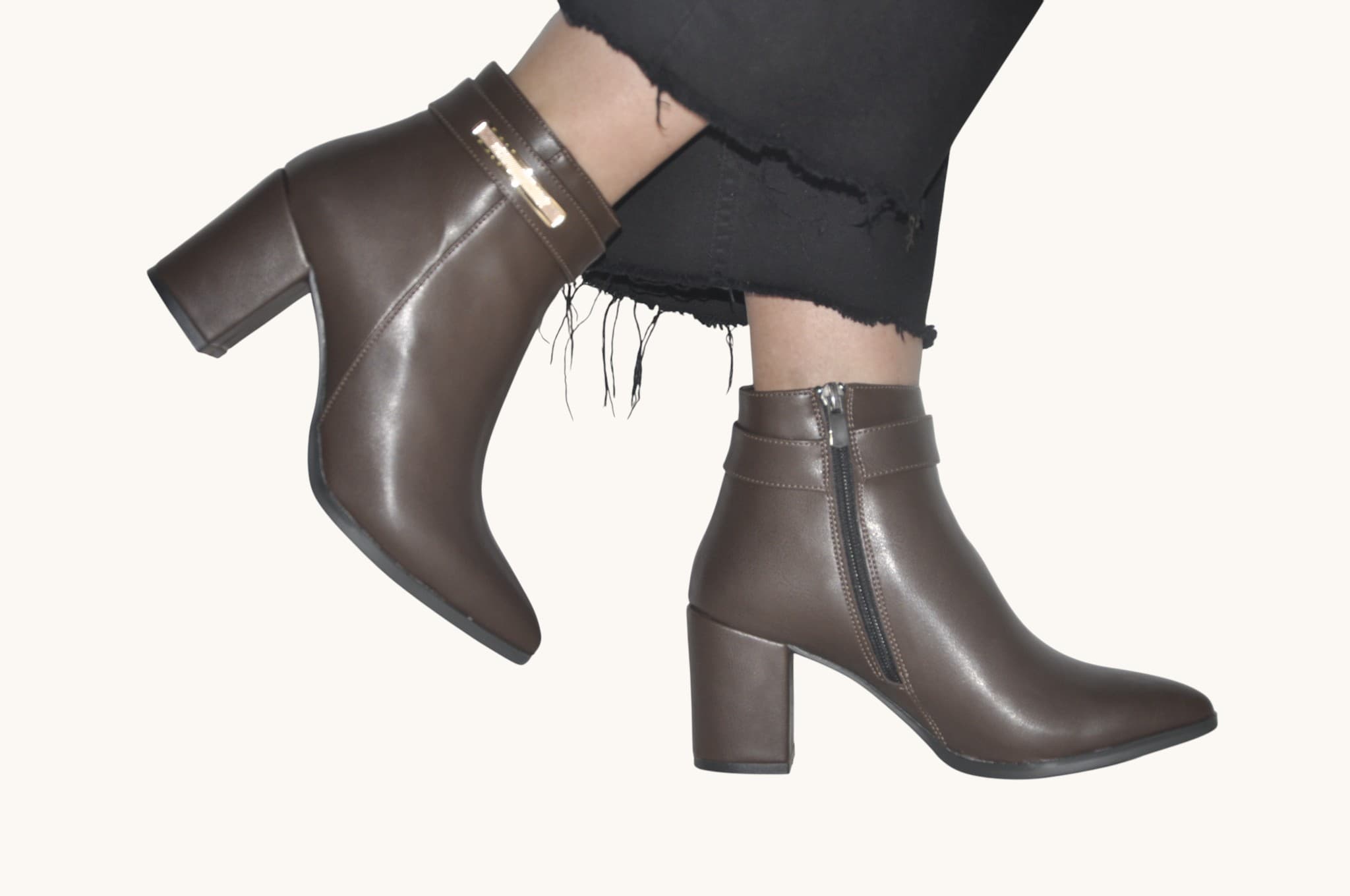 zarif-metal-detayiyla-sikligi-tamamlayan-kahverengi-renk-topuklu-bilek-bot-zamansiz-ve-feminen-tasarim-0017