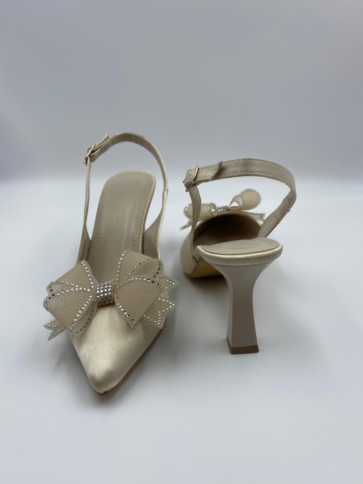 kocak-shoes-krem-saten-fiyonklu-topuklu-ayakkabi-romantik-ve-zarif-dokunus-t0025