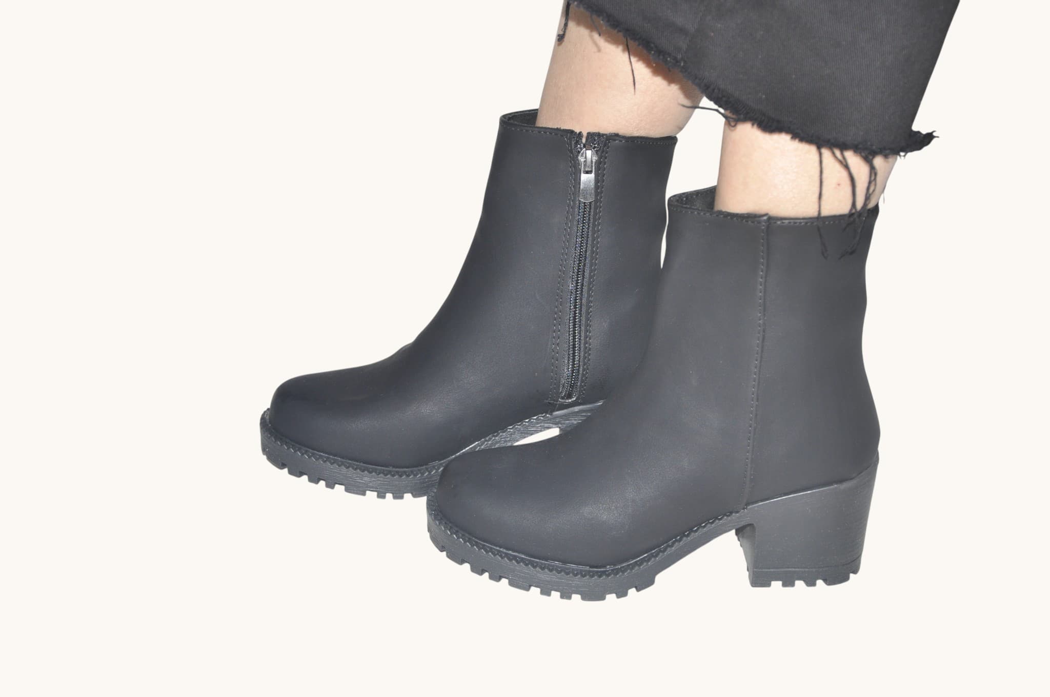 Şık ve Güçlü: Günlük Kullanıma Uygun Siyah Topuklu Bot