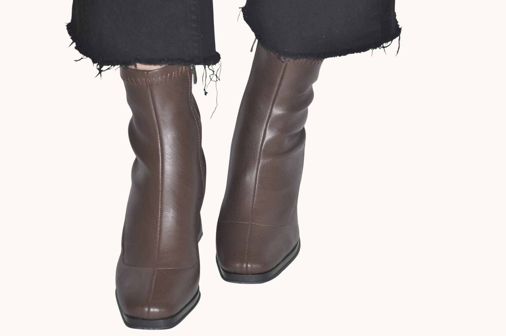 dogal-ve-zarif-gorunum-sunan-kahverengi-renk-topuklu-bilek-bot-gunluk-siklik-ve-konfor-bir-arada-0012