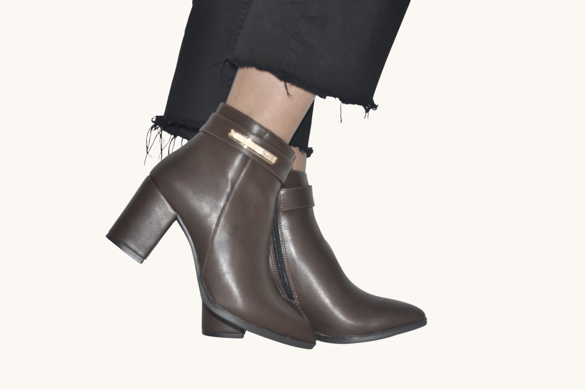 zarif-metal-detayiyla-sikligi-tamamlayan-kahverengi-renk-topuklu-bilek-bot-zamansiz-ve-feminen-tasarim-0017