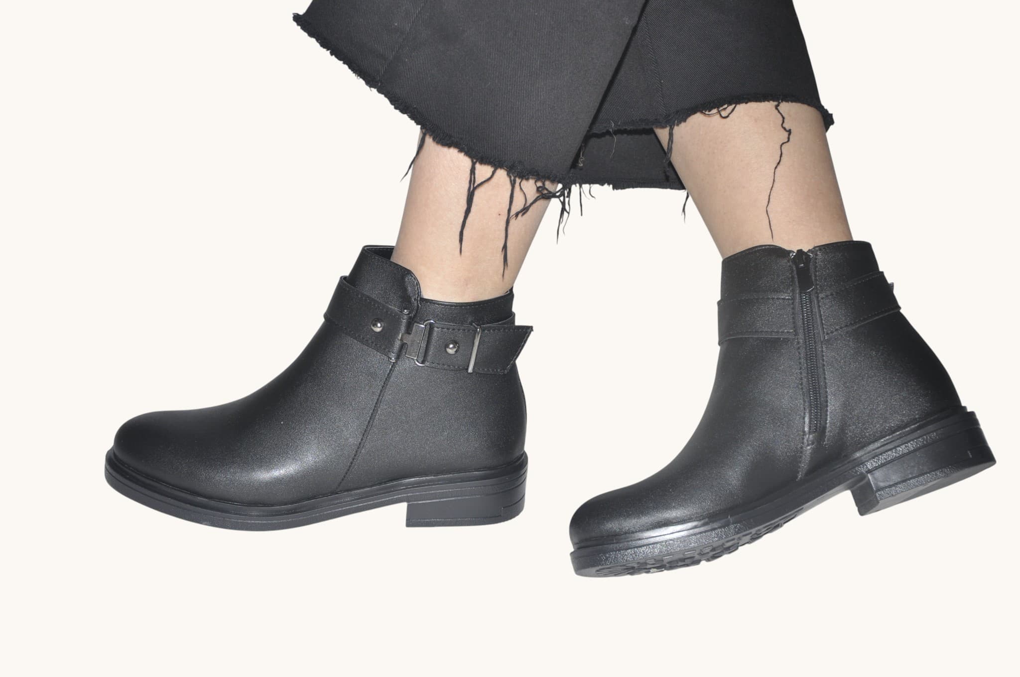 Tokalı Detayıyla Şıklık Kazanan, Siyah Renk Düz Tabanlı Bilek Bot – Günlük ve Konforlu Kullanım